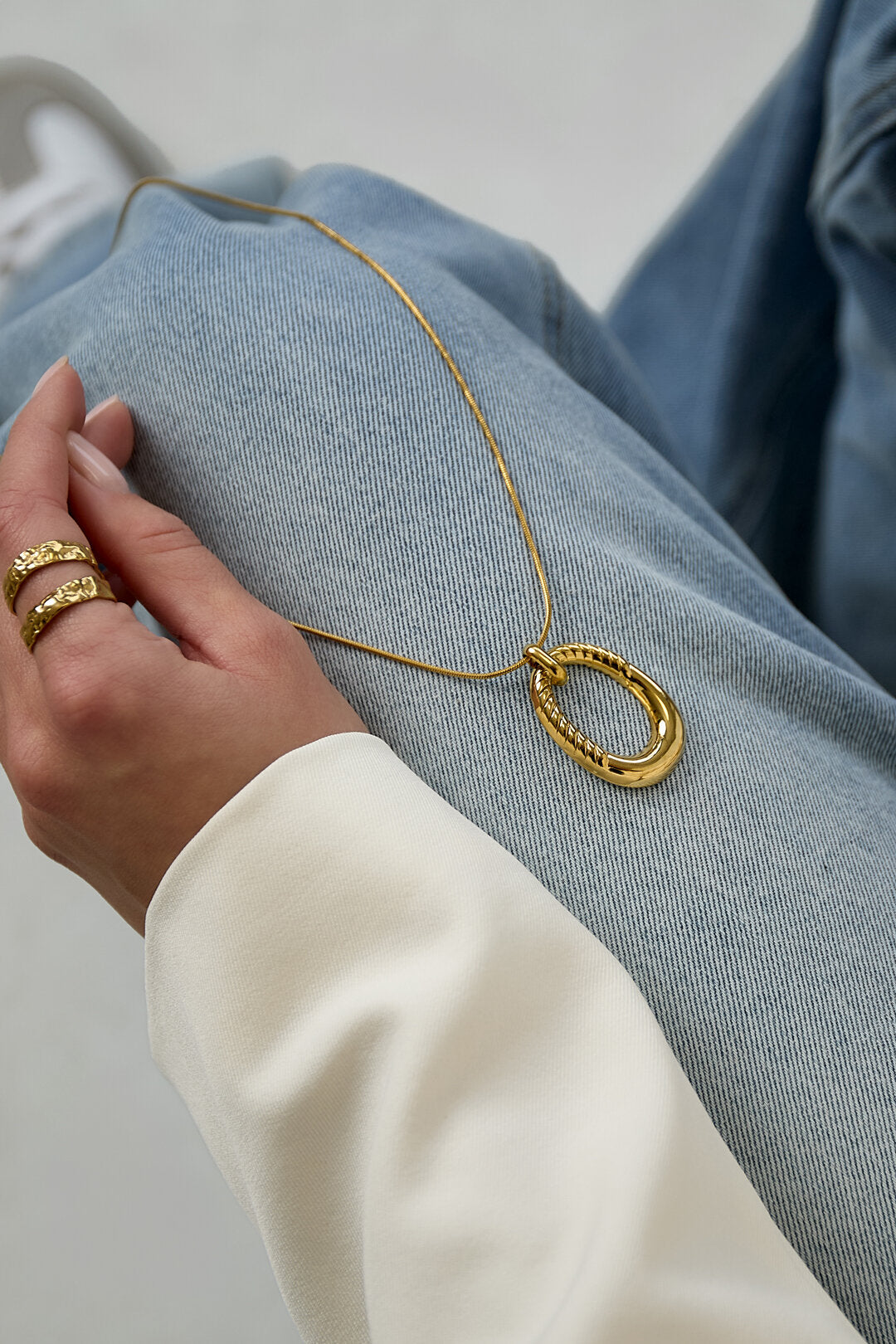 Long collier avec pendentif ovale rayé