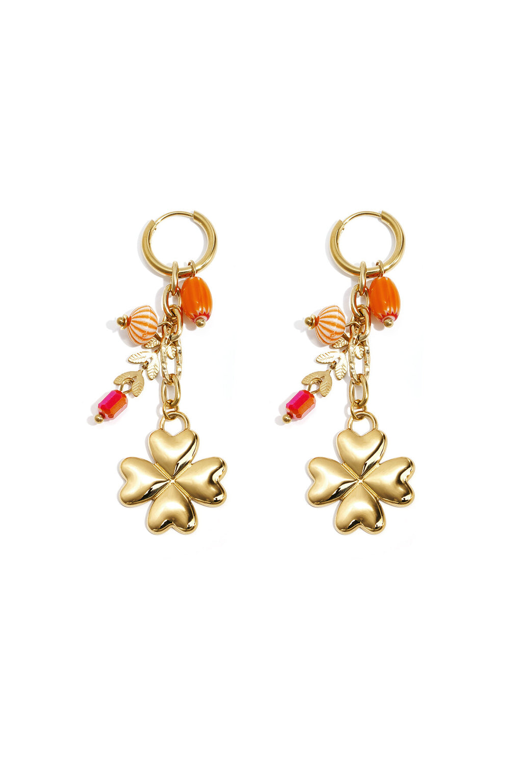 Petites boucles d'oreilles créoles ornées d'un trèfle, de perles et de feuilles pendantes