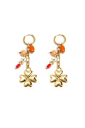 Petites boucles d'oreilles créoles ornées d'un trèfle, de perles et de feuilles pendantes