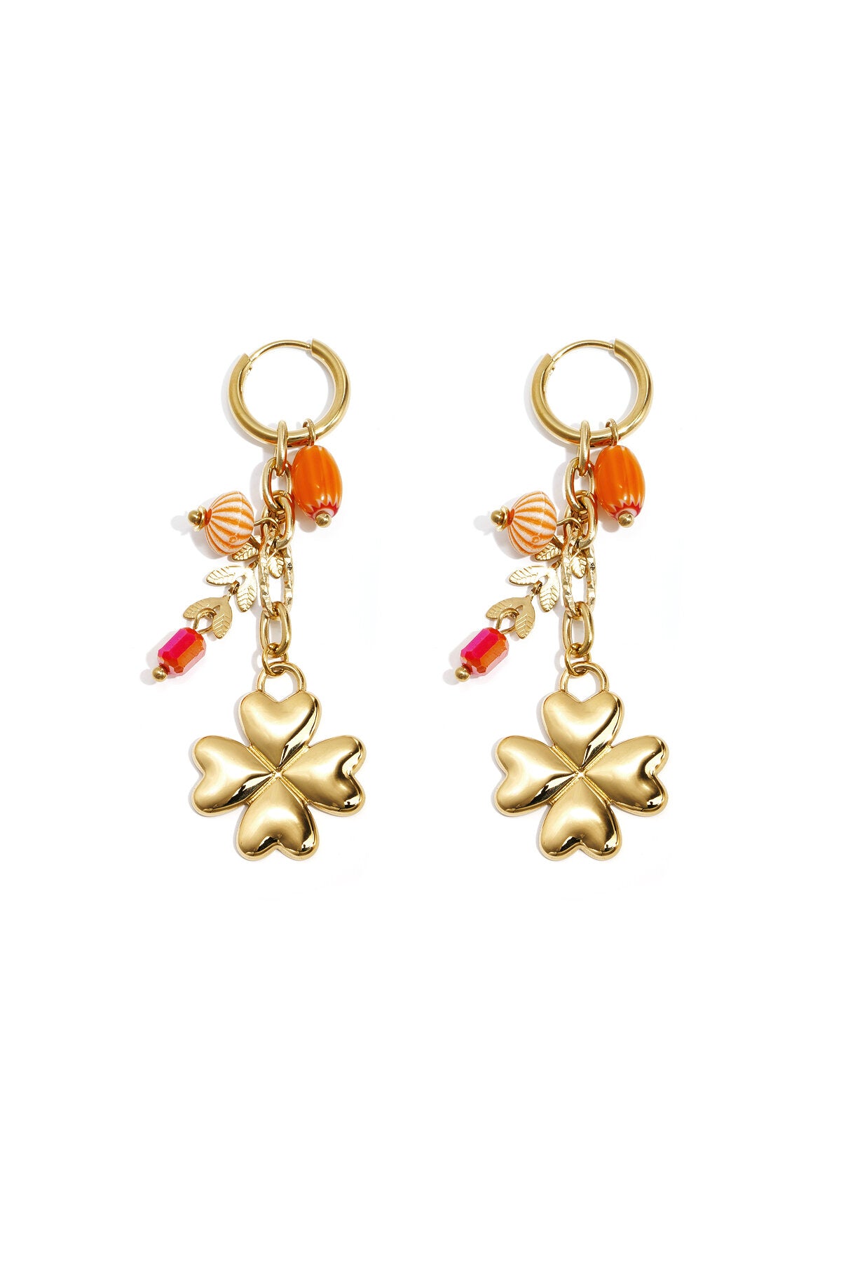 Petites boucles d'oreilles créoles ornées d'un trèfle, de perles et de feuilles pendantes