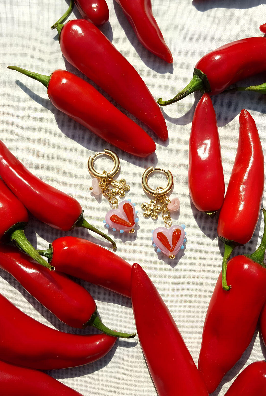 Boucles d'oreilles avec des breloques en forme de cœur colorées