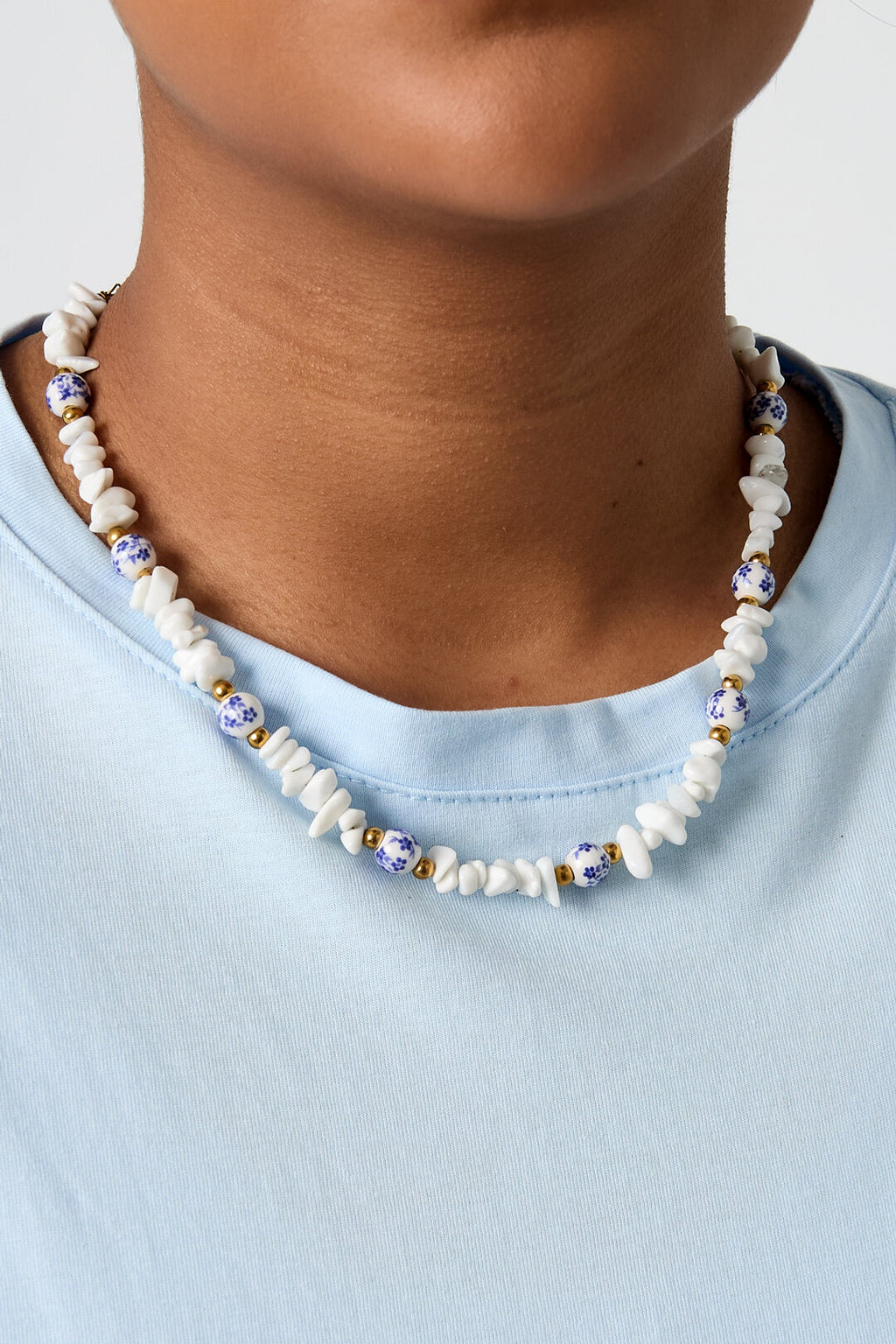 Colliers composés de perles de pierre et de perles blanches ornées de fleurs bleues