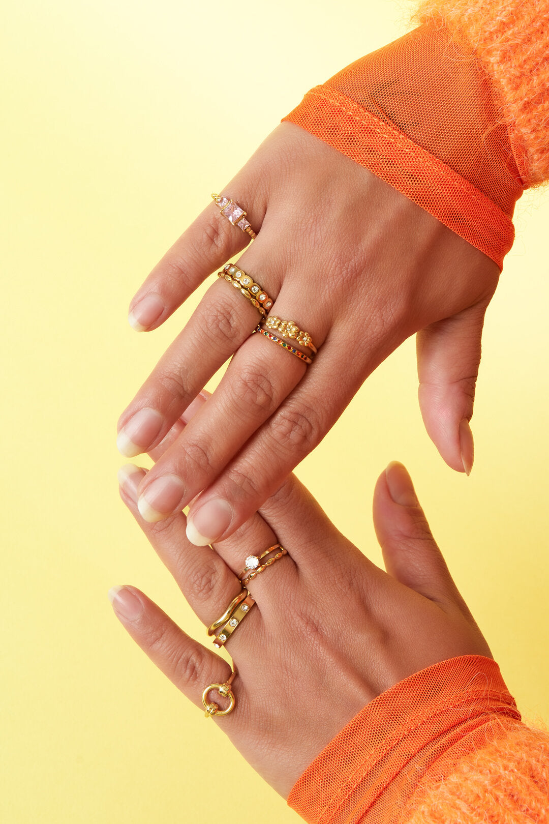 Bague ornée de marguerites et de pierres