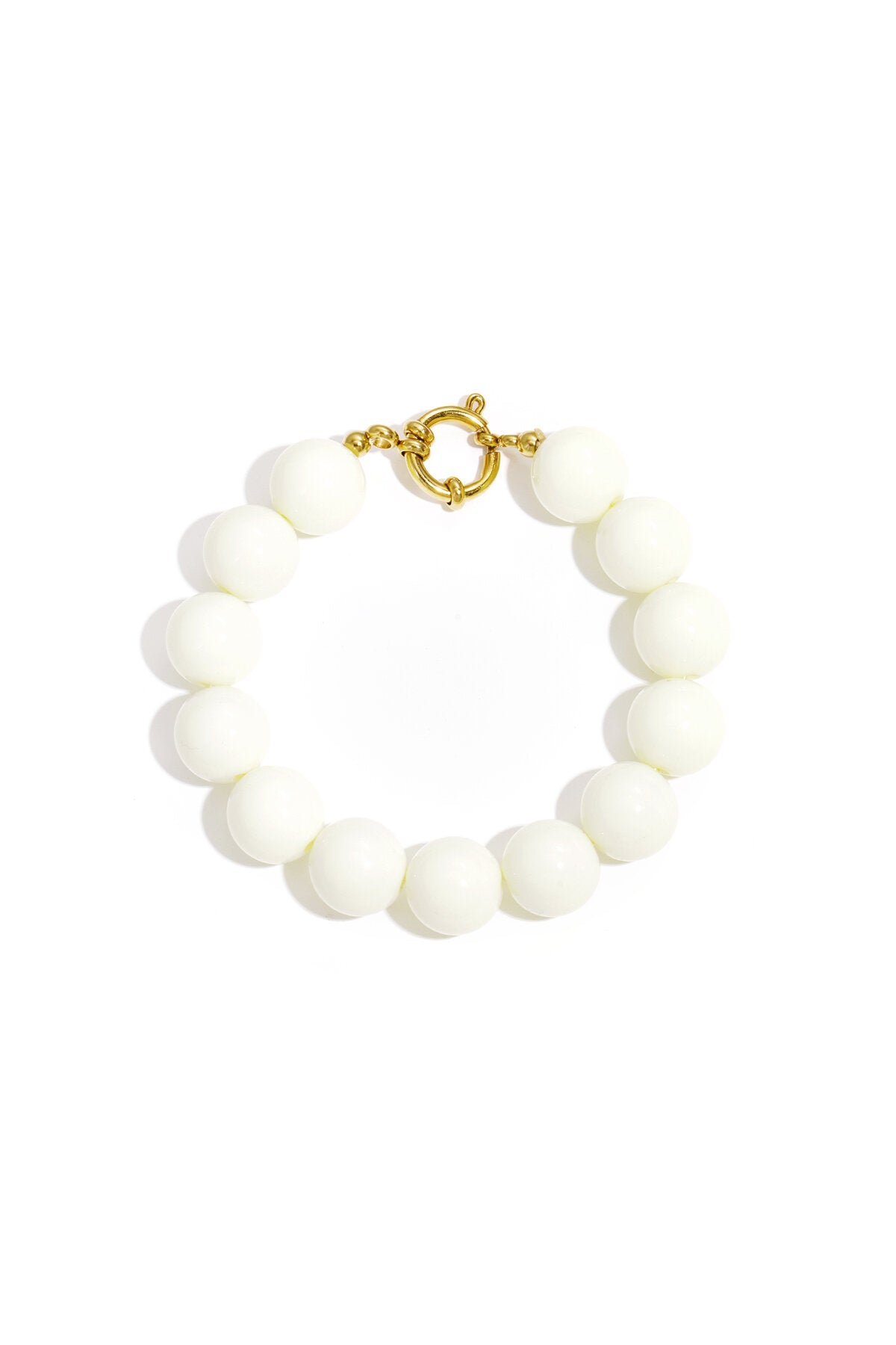 Bracelet à grosses perles et fermoir sur le devant