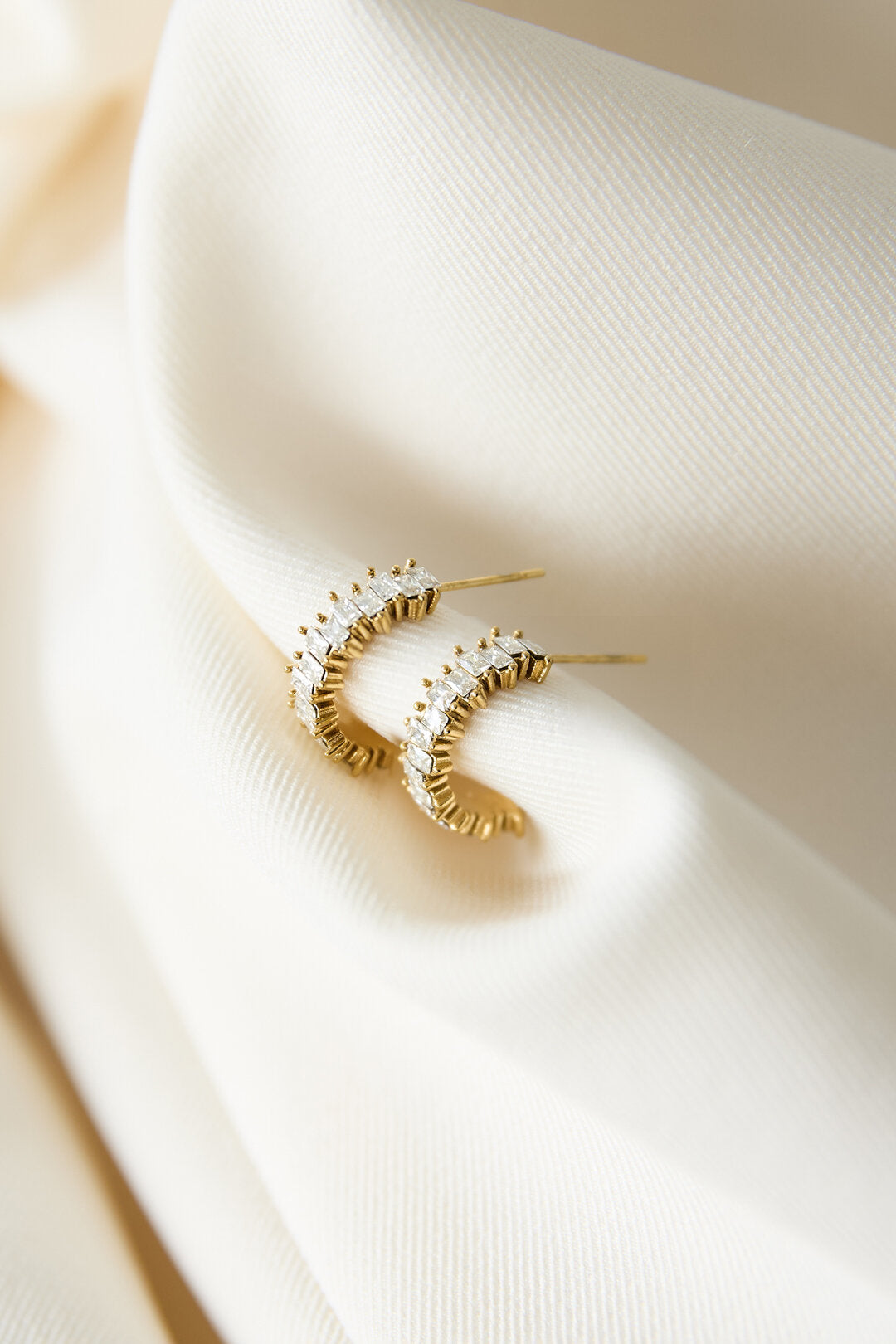 Boucles d'oreilles ornées de pierres en zigzag