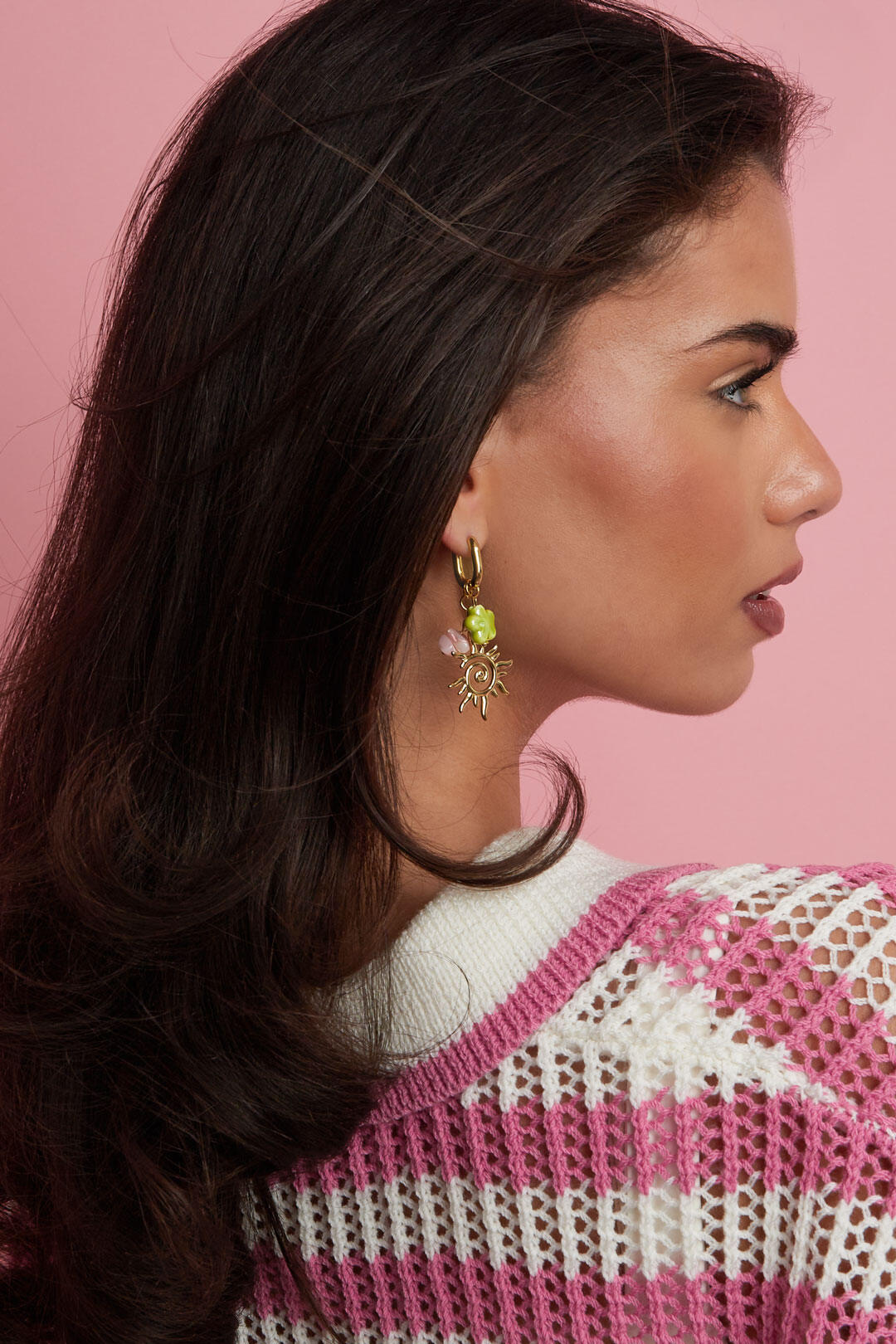 Boucles d'oreilles créoles ovales avec breloques soleil et perles