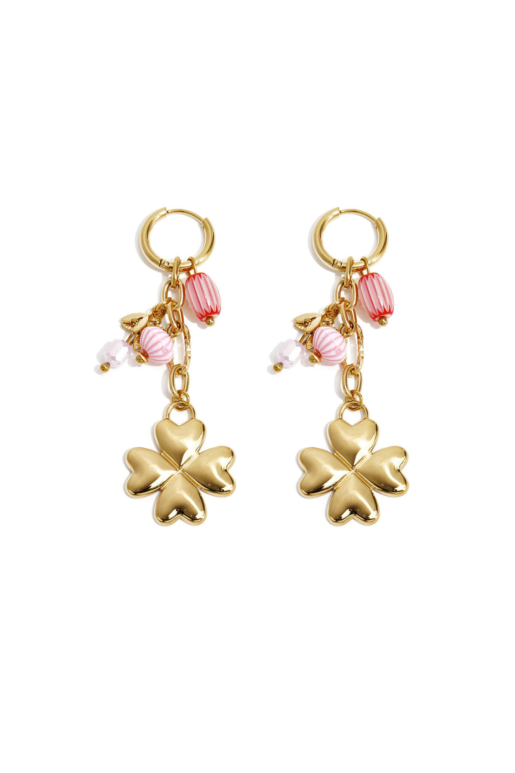 Petites boucles d'oreilles créoles ornées d'un trèfle, de perles et de feuilles pendantes