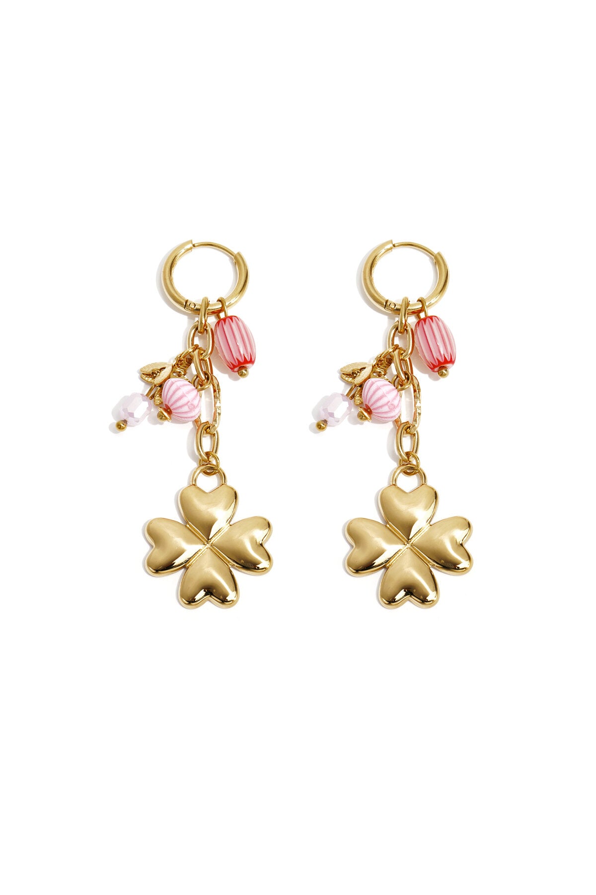 Petites boucles d'oreilles créoles ornées d'un trèfle, de perles et de feuilles pendantes