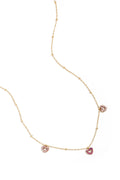 Collier avec des pierres roses en forme de cœur