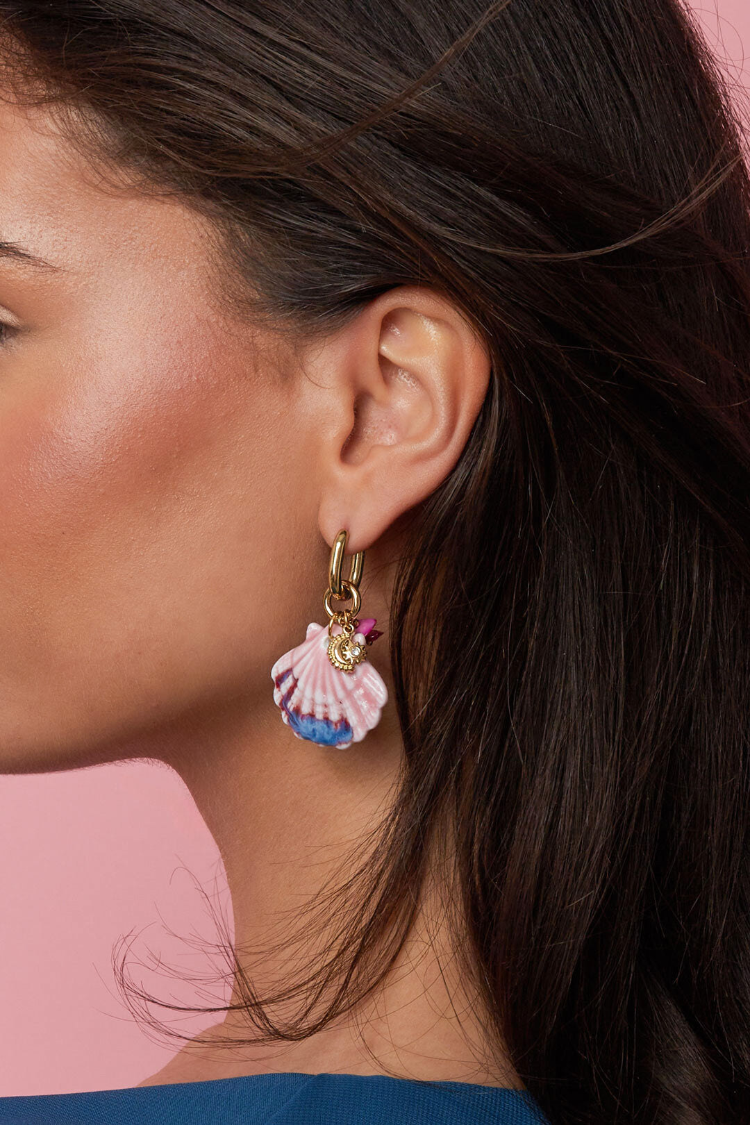 Boucles d'oreilles avec de gros coquillages et des breloques en perles