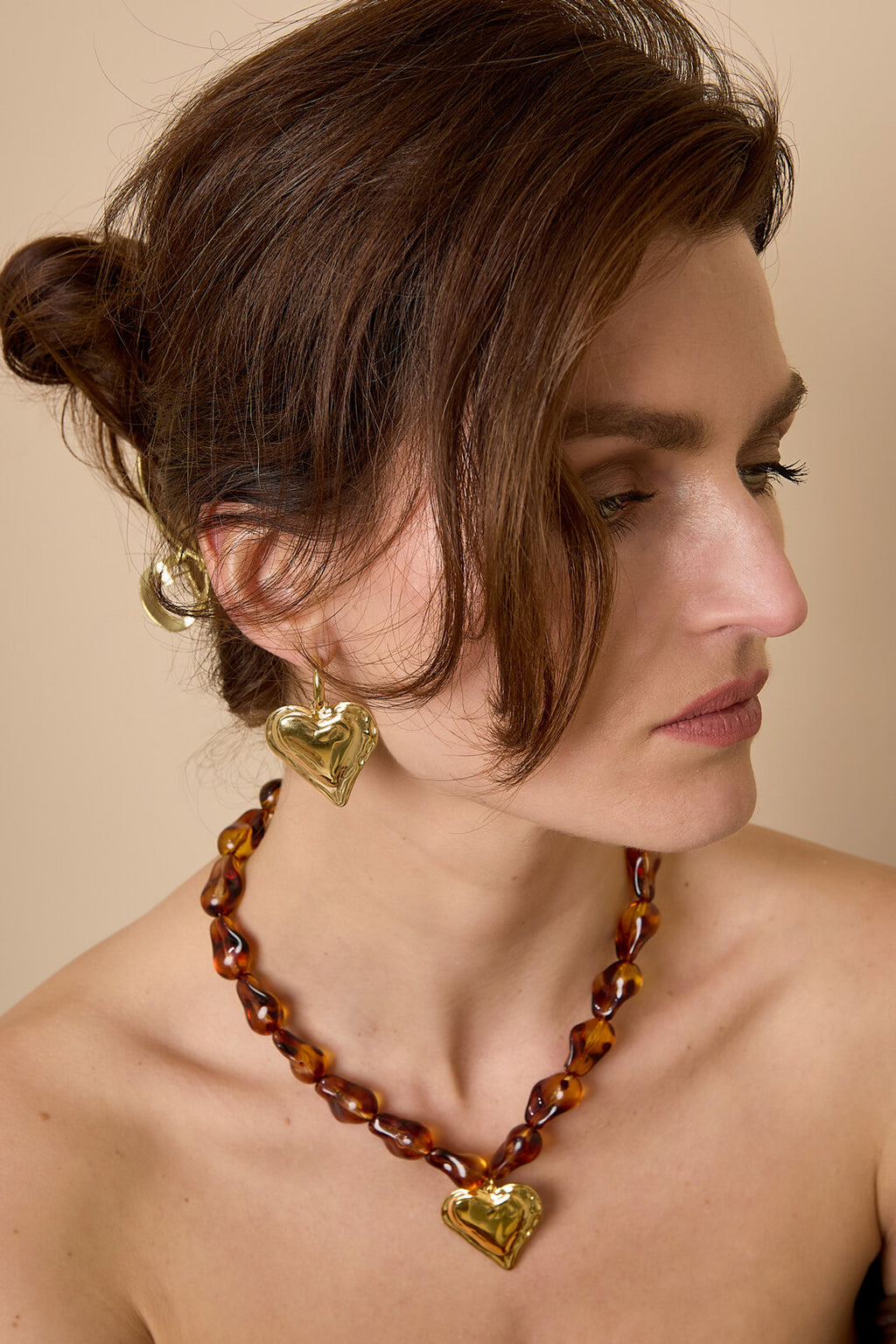 Boucles d'oreilles avec un grand cœur pendant