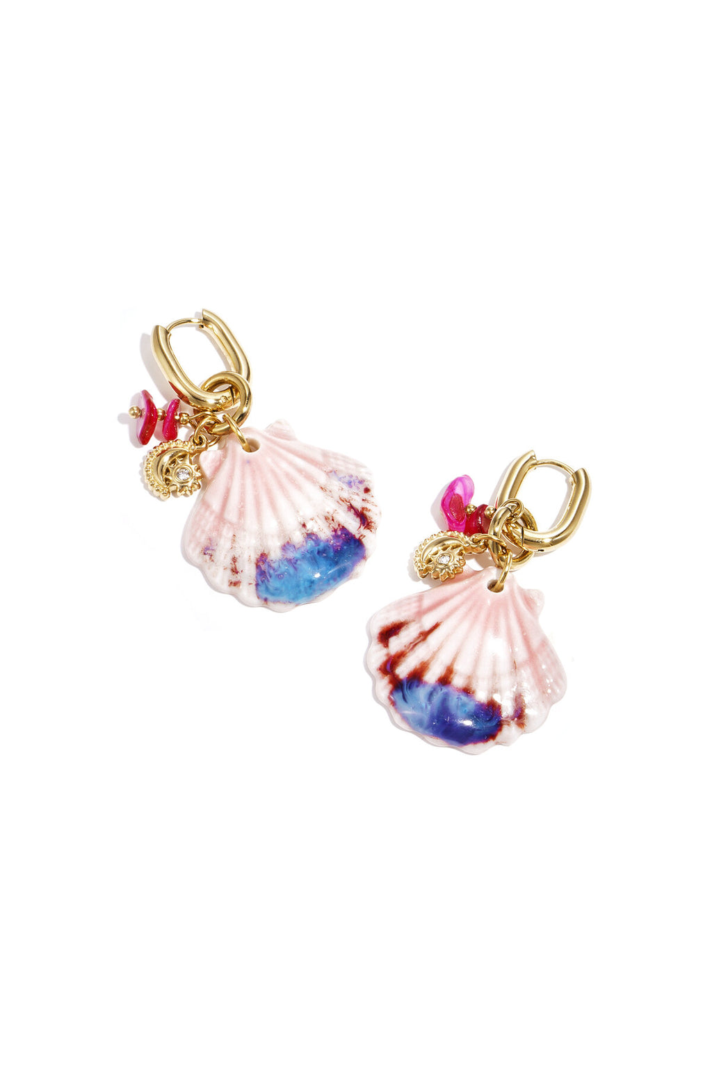 Boucles d'oreilles avec de gros coquillages et des breloques en perles