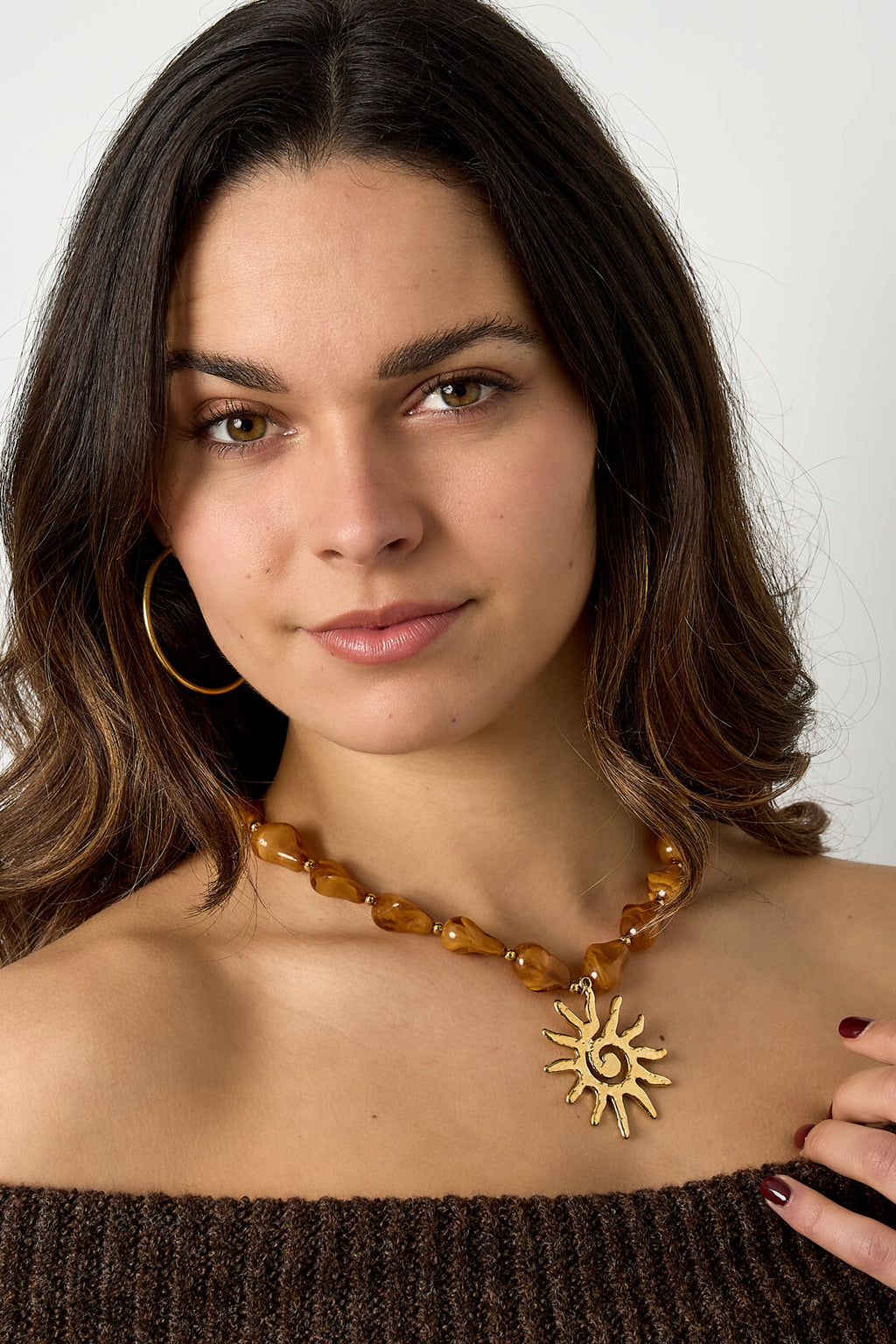 Collier de perles avec pendentif soleil