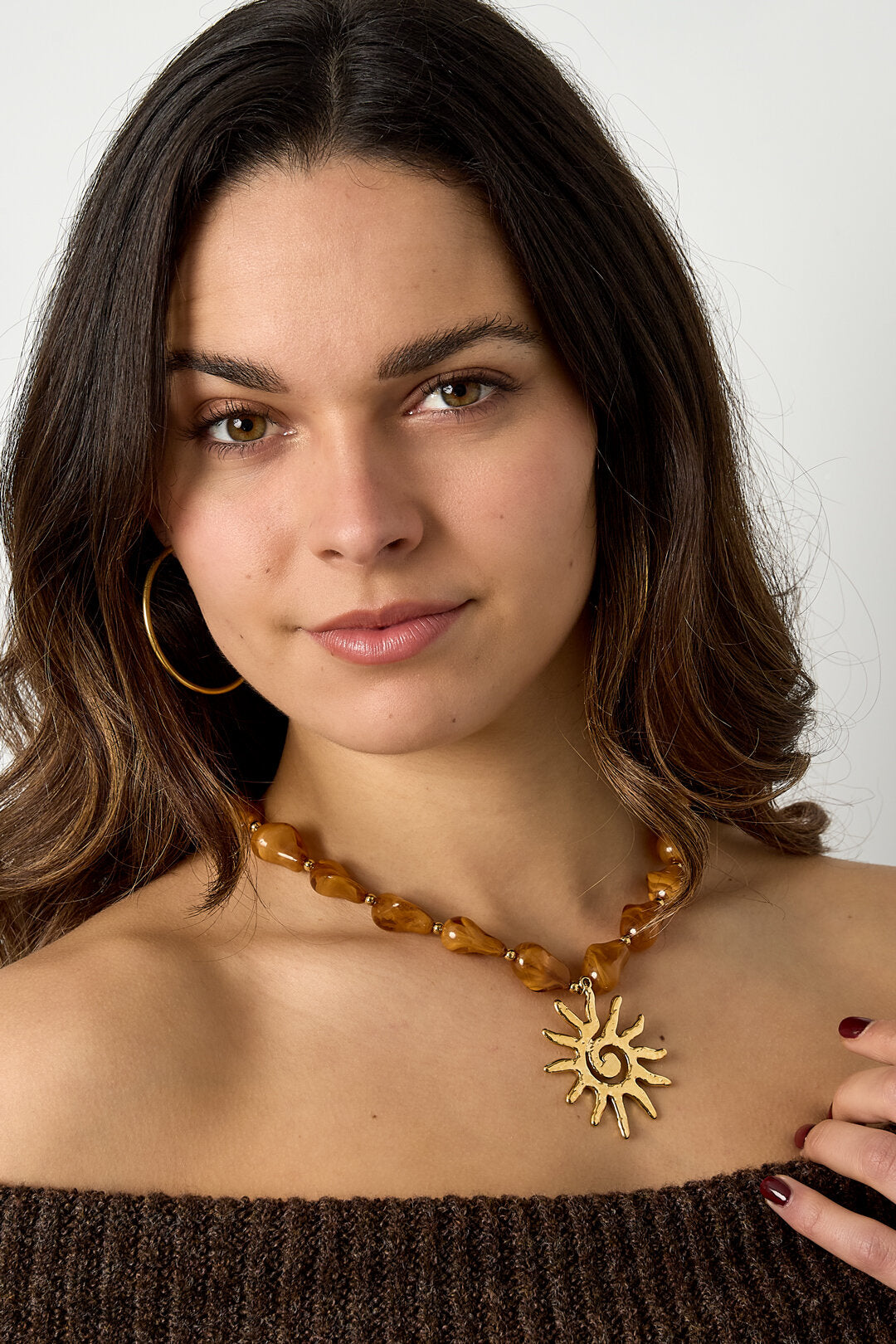 Collier de perles avec pendentif soleil