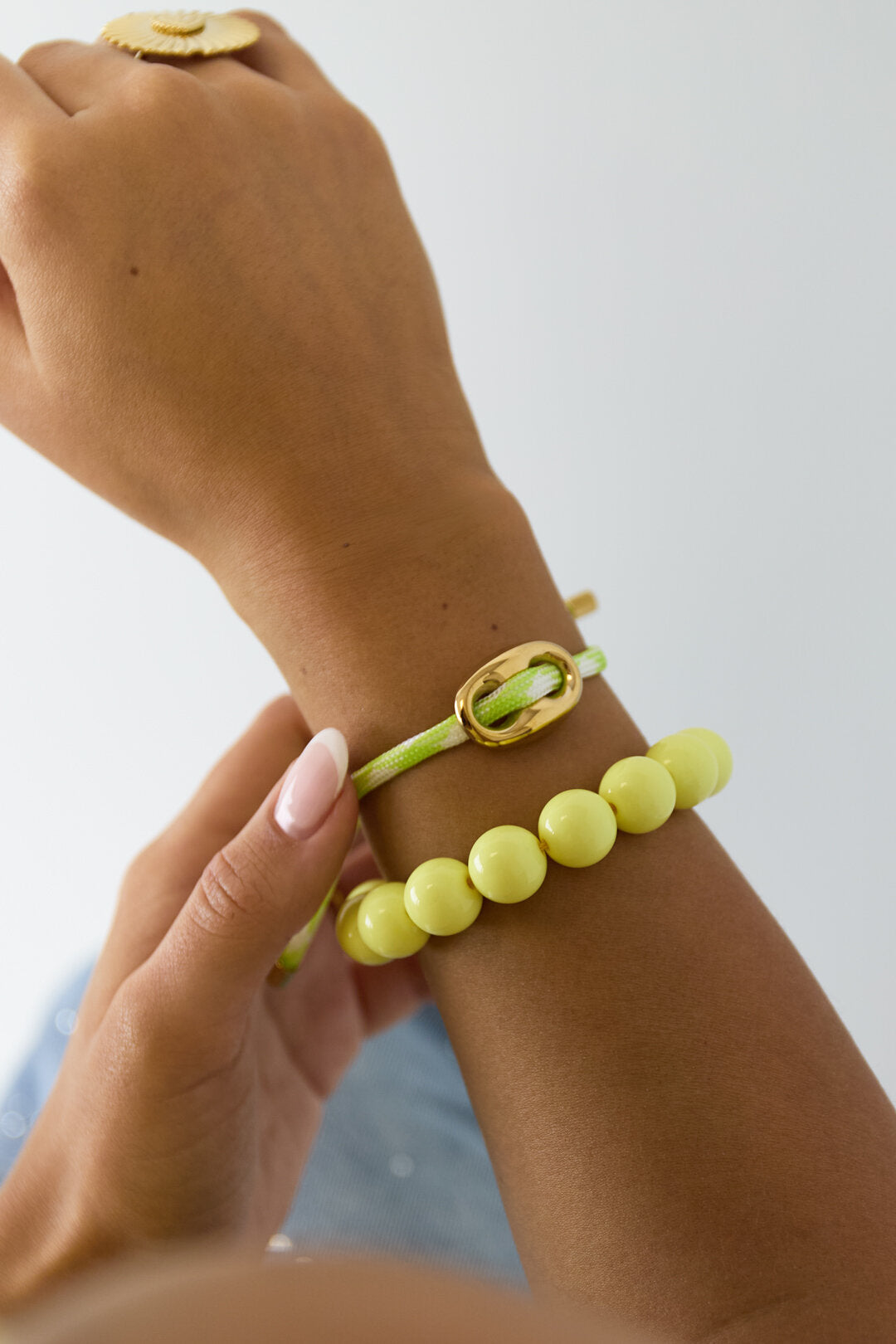 Bracelet à grosses perles et fermoir sur le devant