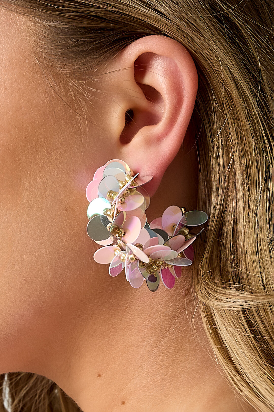 Boucles d'oreilles créoles en sequins et perles