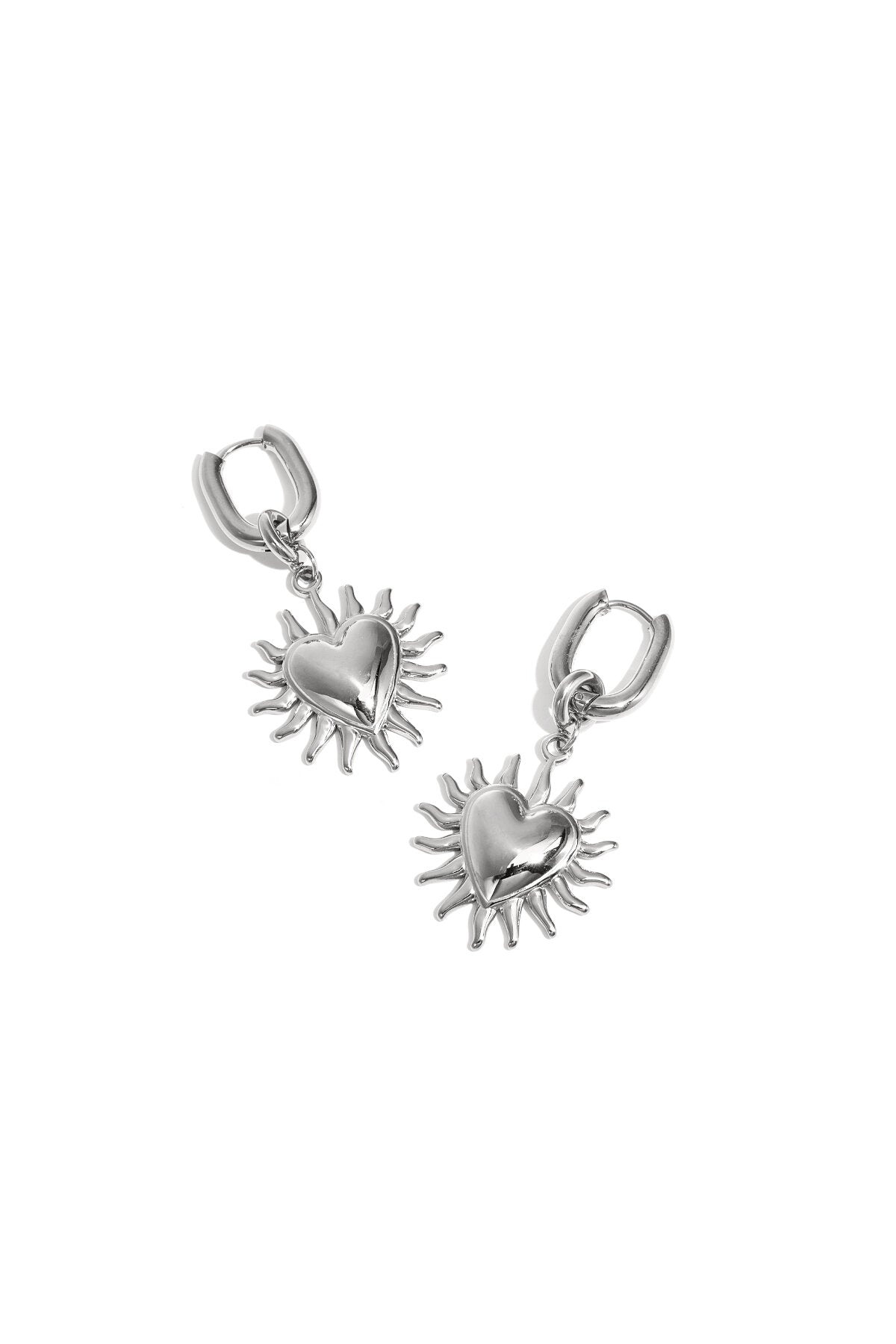 Boucles d'oreilles avec des cœurs pendants et des rayons de soleil