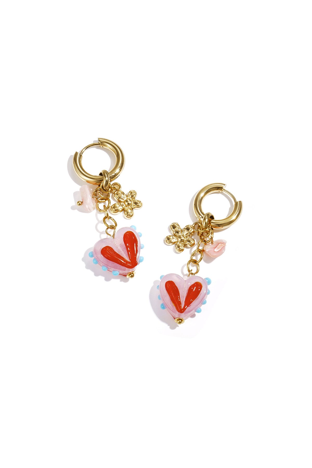 Boucles d'oreilles avec des breloques en forme de cœur colorées