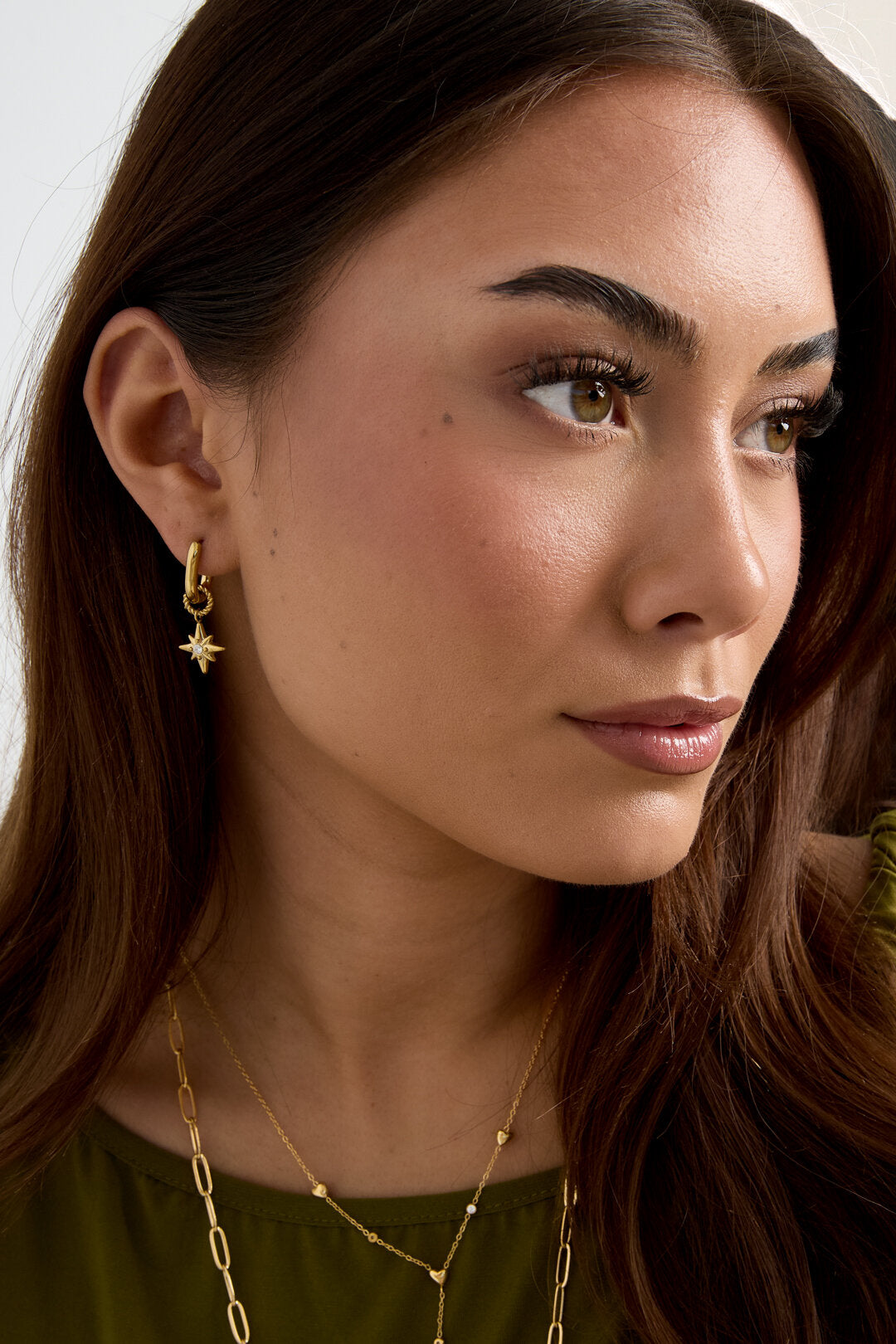 Boucles d'oreilles avec une étoile filante sur une petite bague