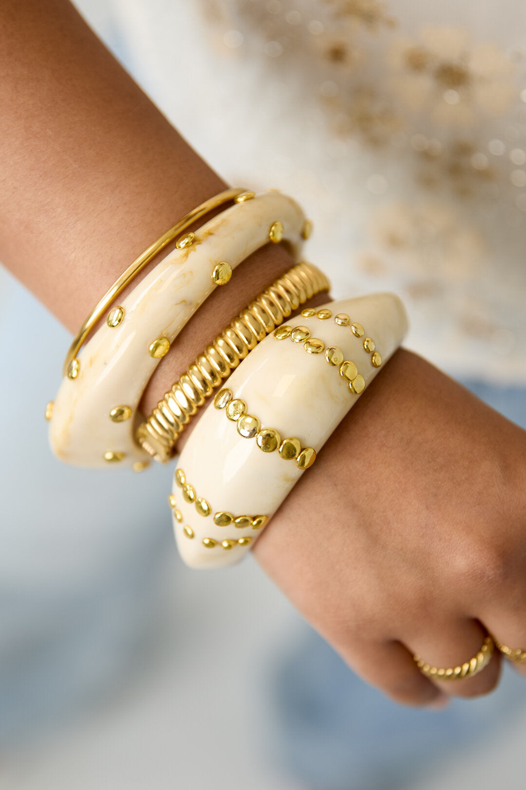 Bracelet jonc en résine avec clous à motif rayé