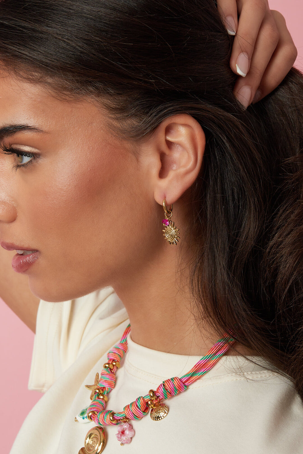 Boucles d'oreilles ornées d'un pendentif soleil et de perles
