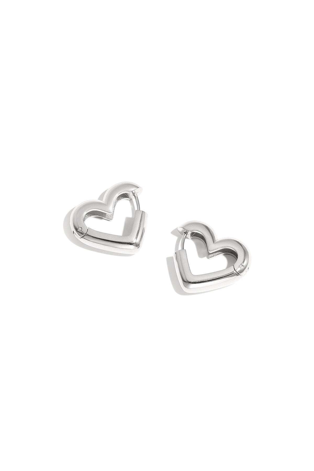 Boucles d'oreilles créoles en forme de cœur disponibles en trois tailles