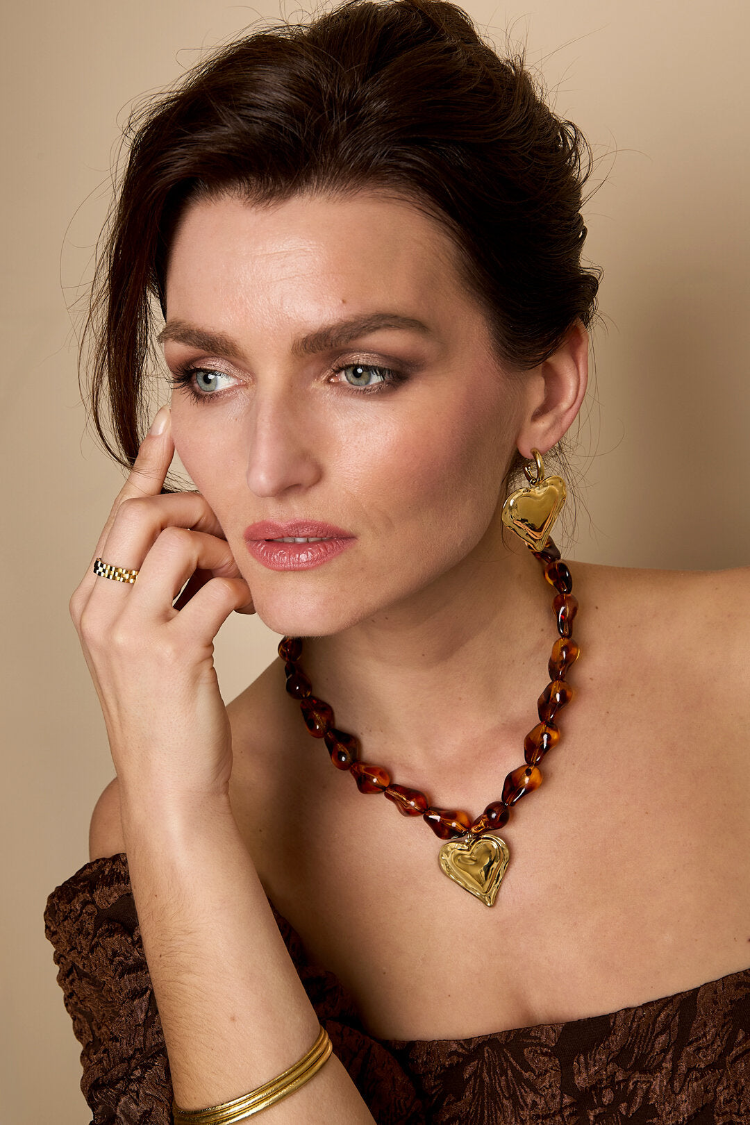 Collier de perles aux formes naturelles et orné d'un cœur suspendu