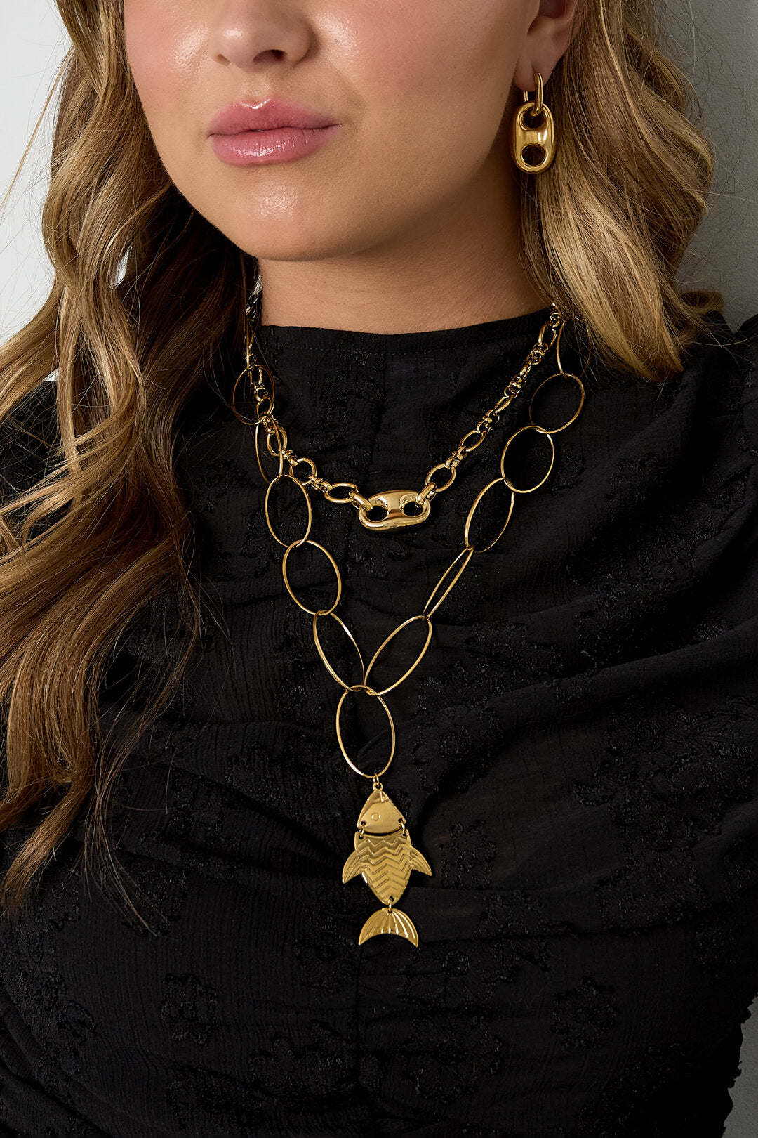 Collier orné de boutons