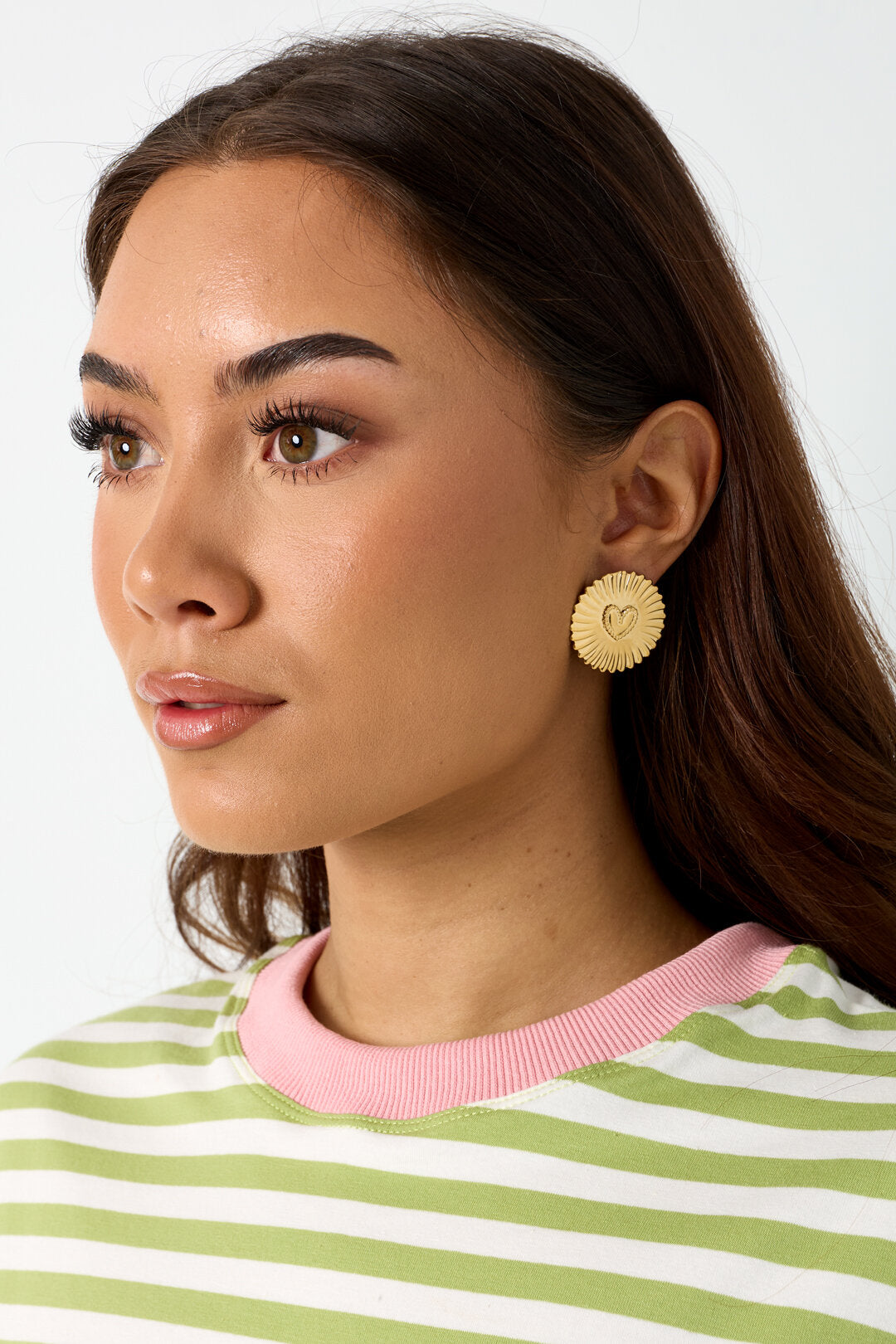 Boucles d'oreilles pendantes scintillantes en forme de pièce de cœur