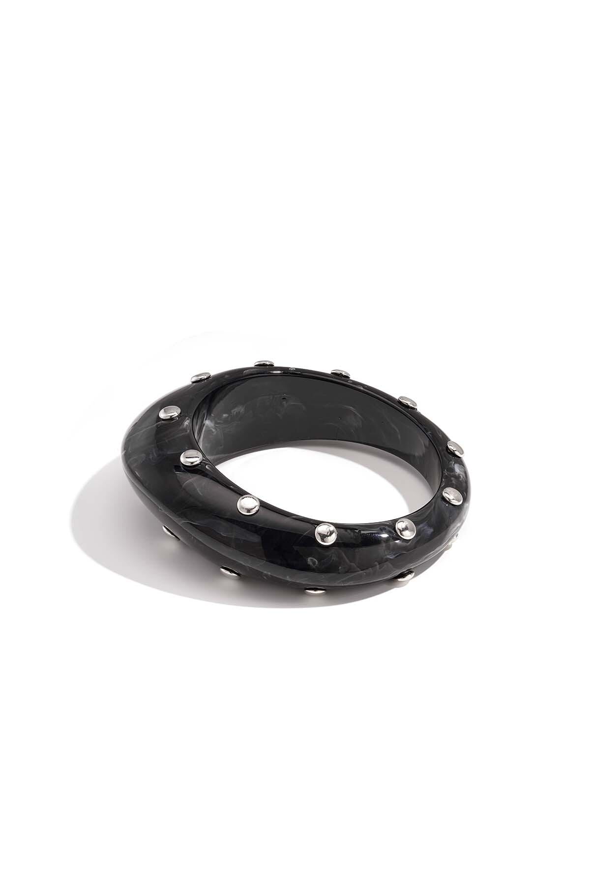 Bracelet jonc en résine avec clous