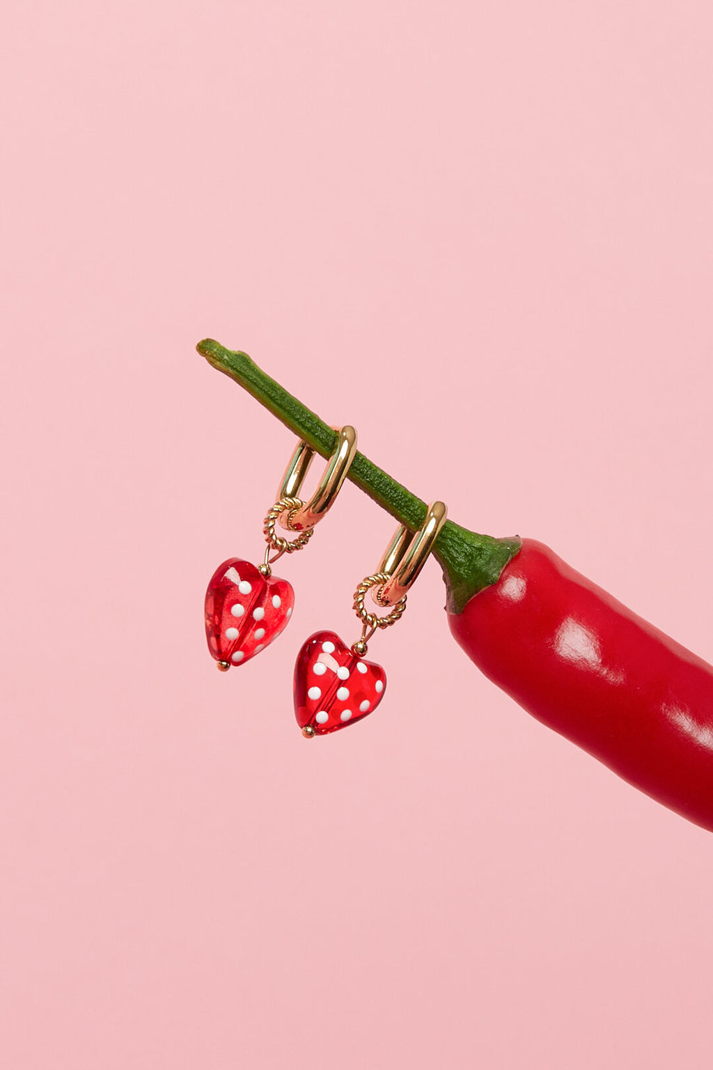 Boucles d'oreilles avec des cœurs pendants à pois