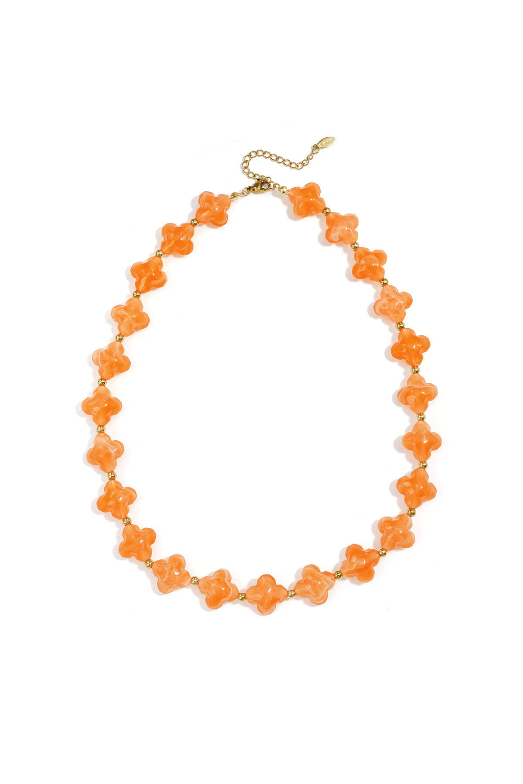 Collier de perles avec des perles en forme de trèfle