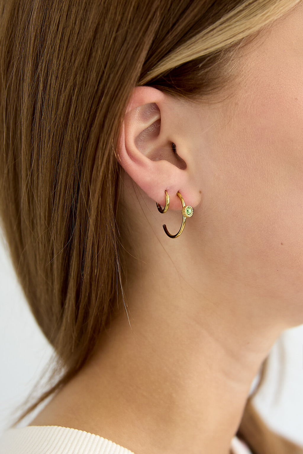 Boucles d'oreilles créoles avec pierre ronde