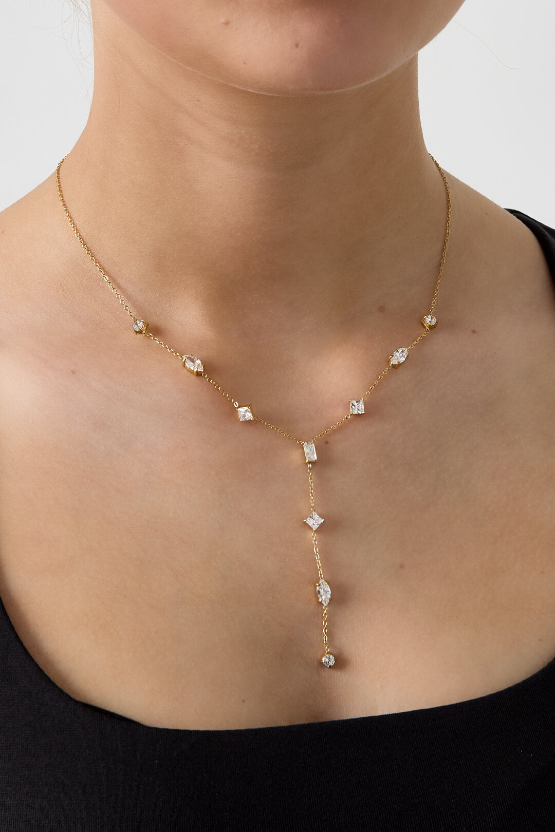 Collier ras du cou orné de pierres