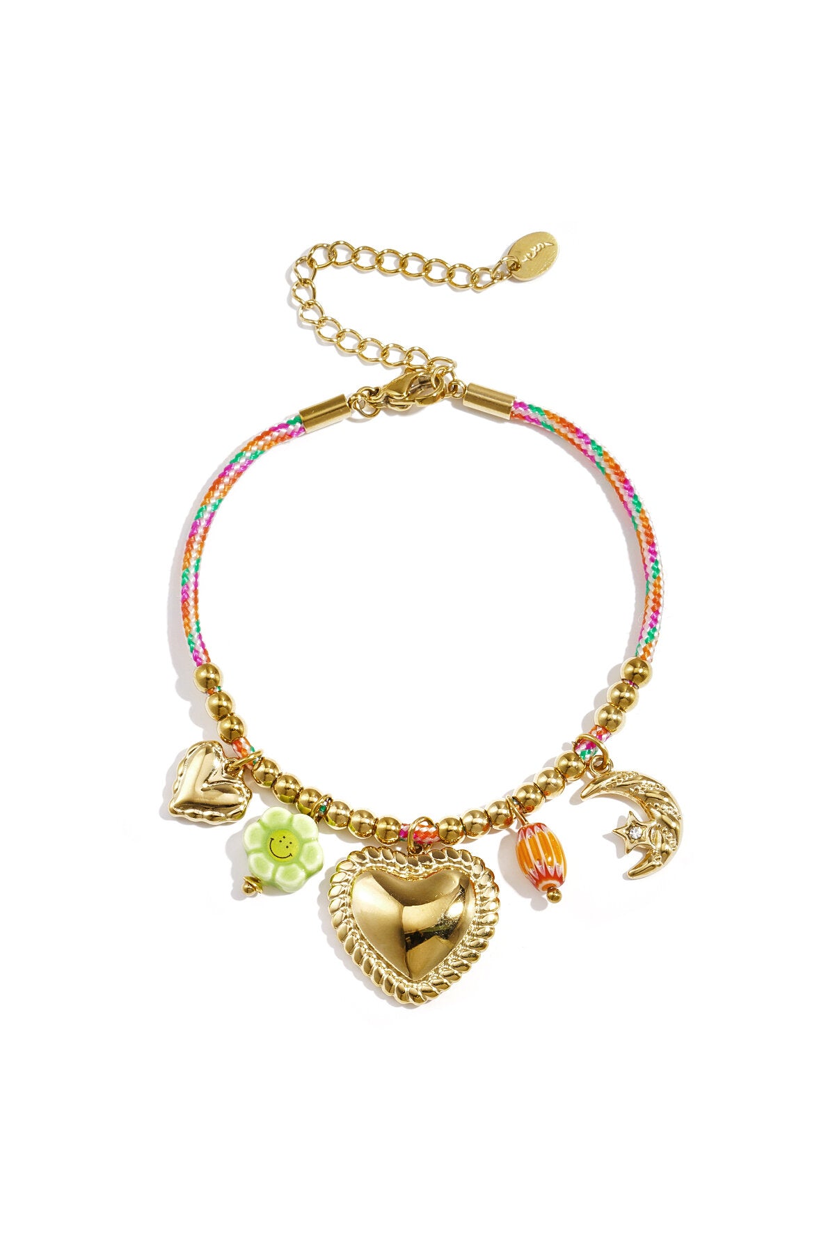Bracelet en cordon coloré orné de pendentifs et de perles variés