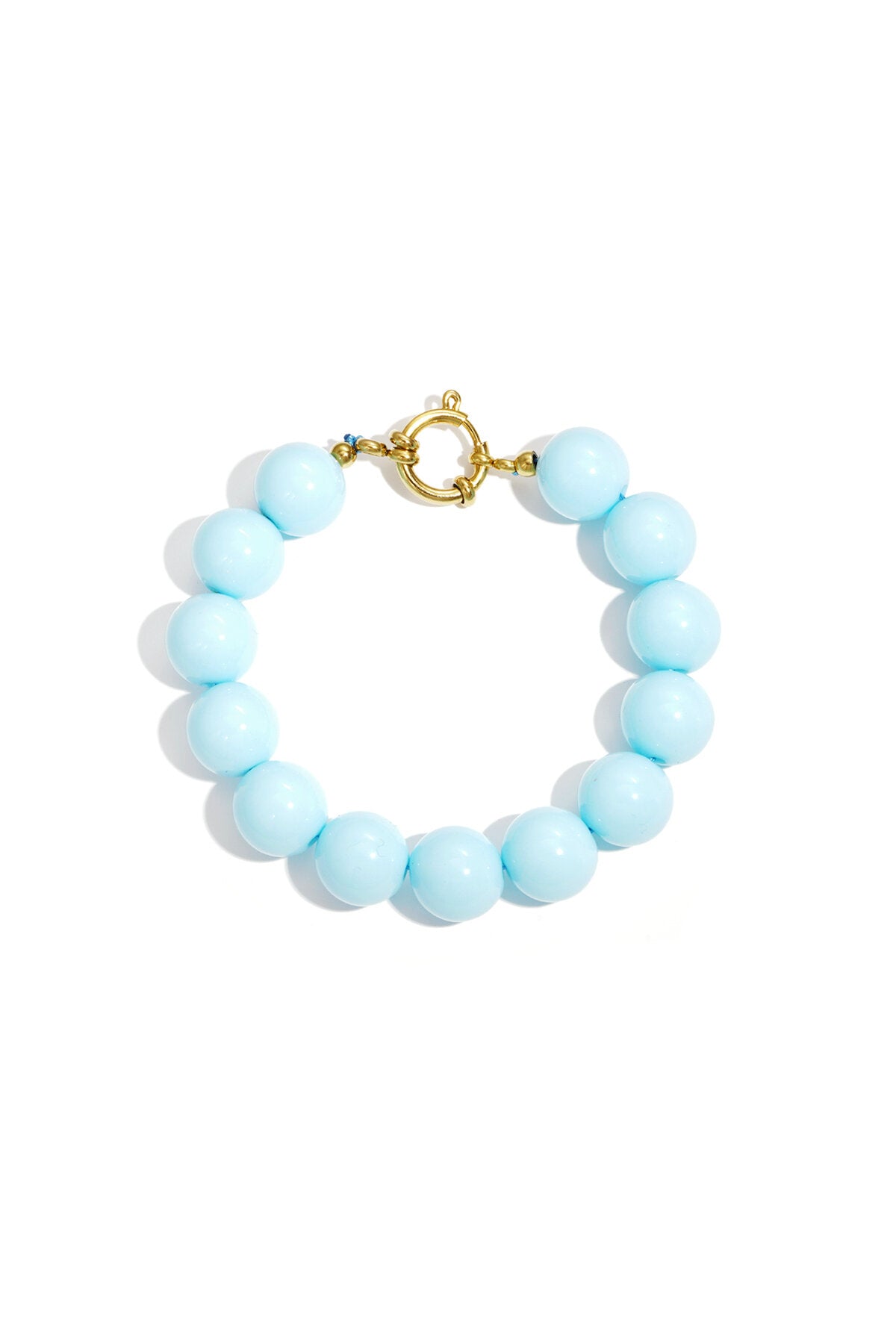 Bracelet à grosses perles et fermoir sur le devant