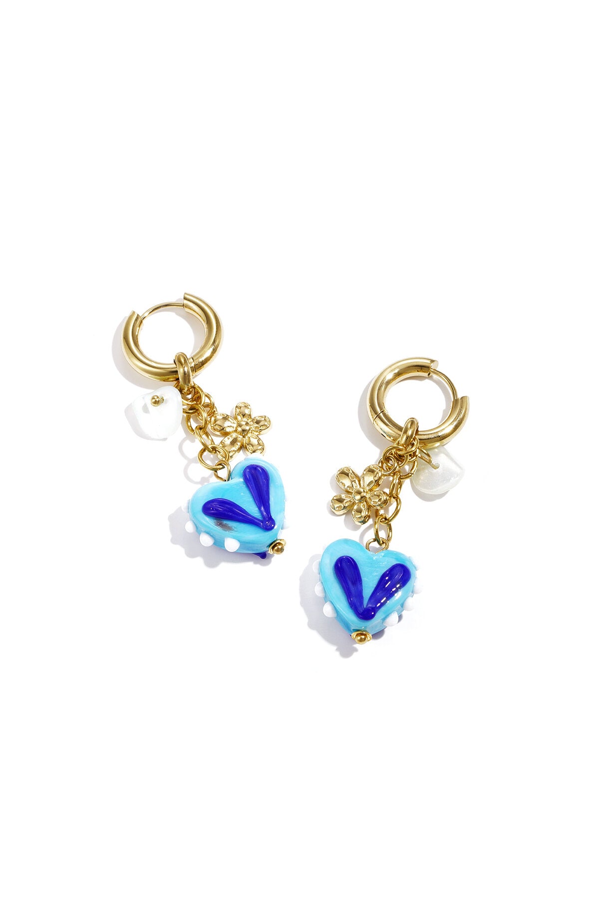 Boucles d'oreilles avec des breloques en forme de cœur colorées
