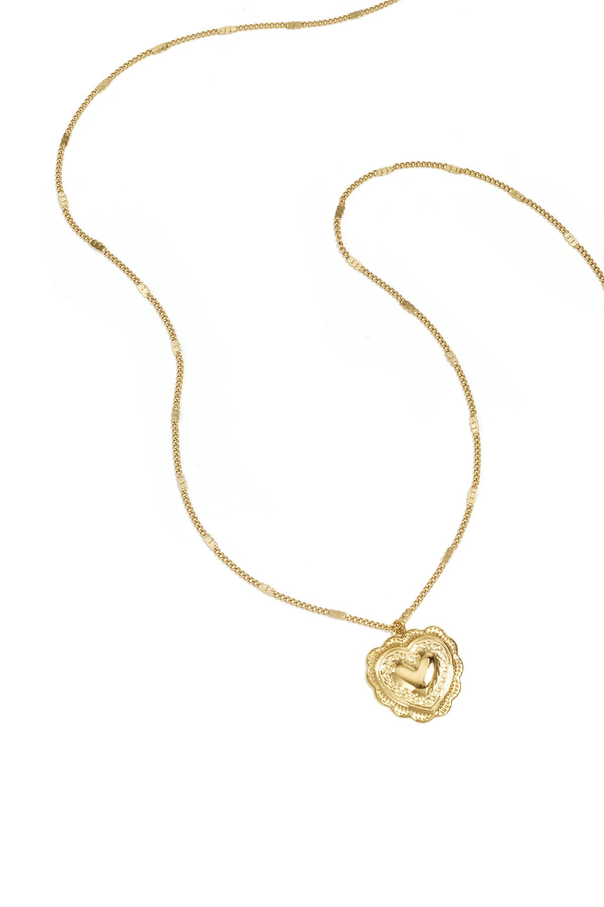 Collier à détails plats et grand pendentif