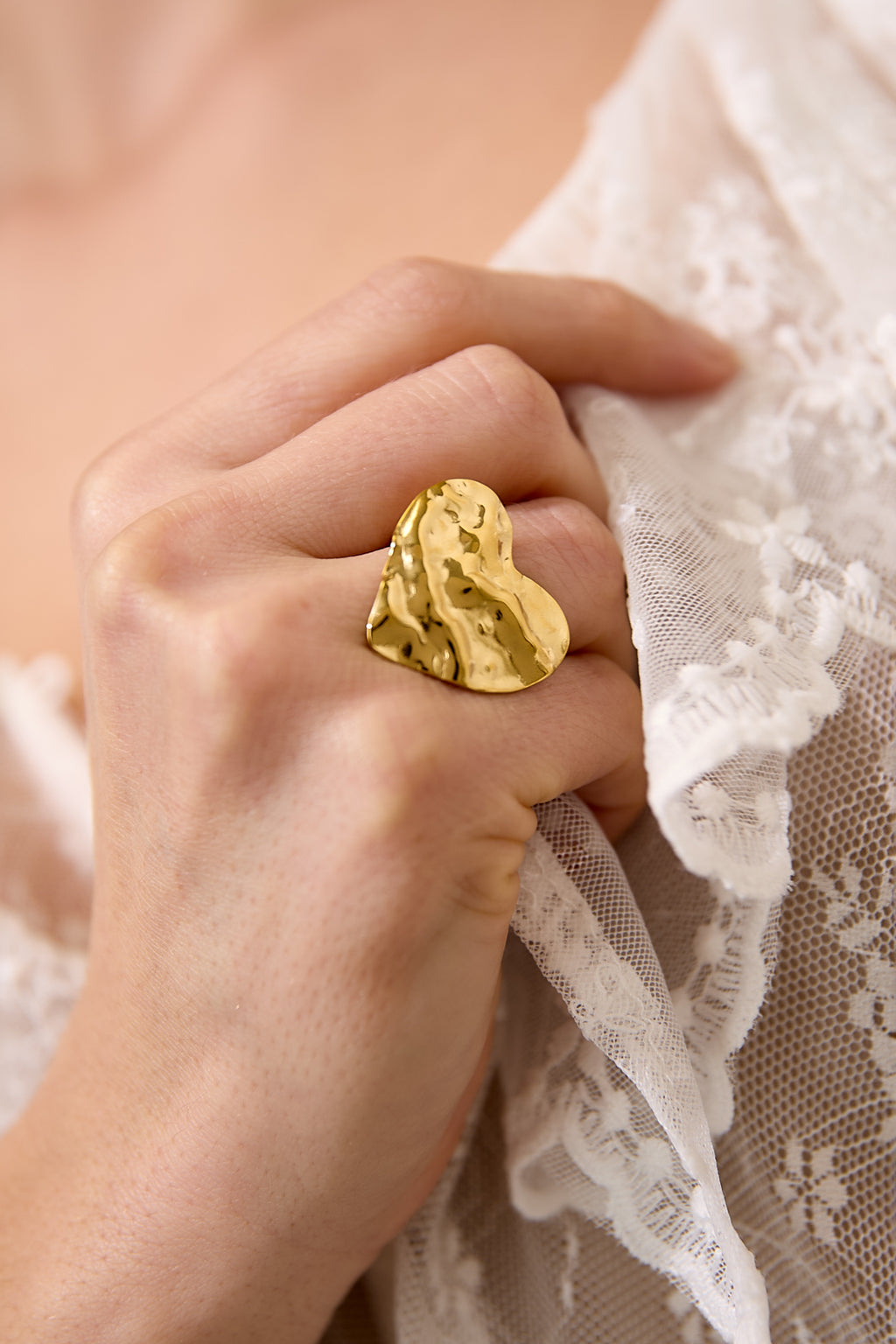 Bague statement en forme de cœur structuré