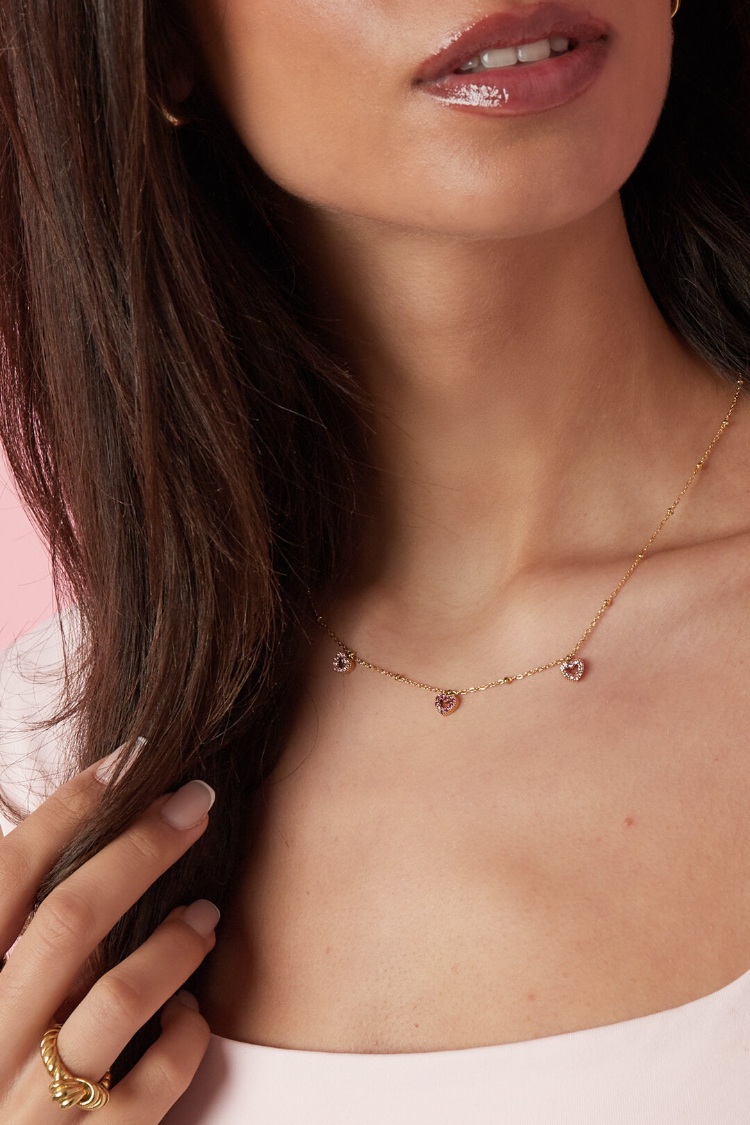Collier avec des pierres roses en forme de cœur