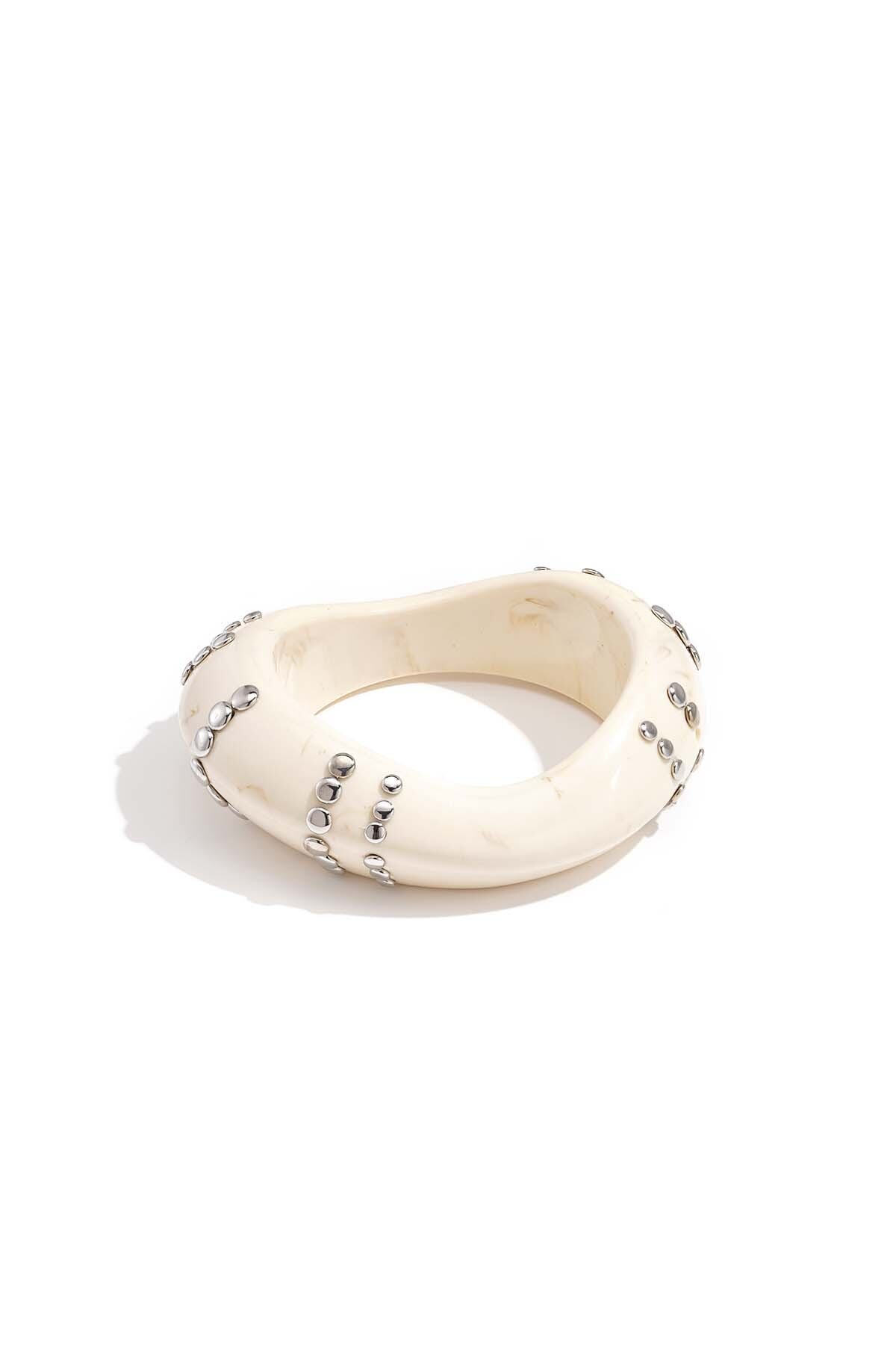 Bracelet jonc en résine avec clous à motif rayé