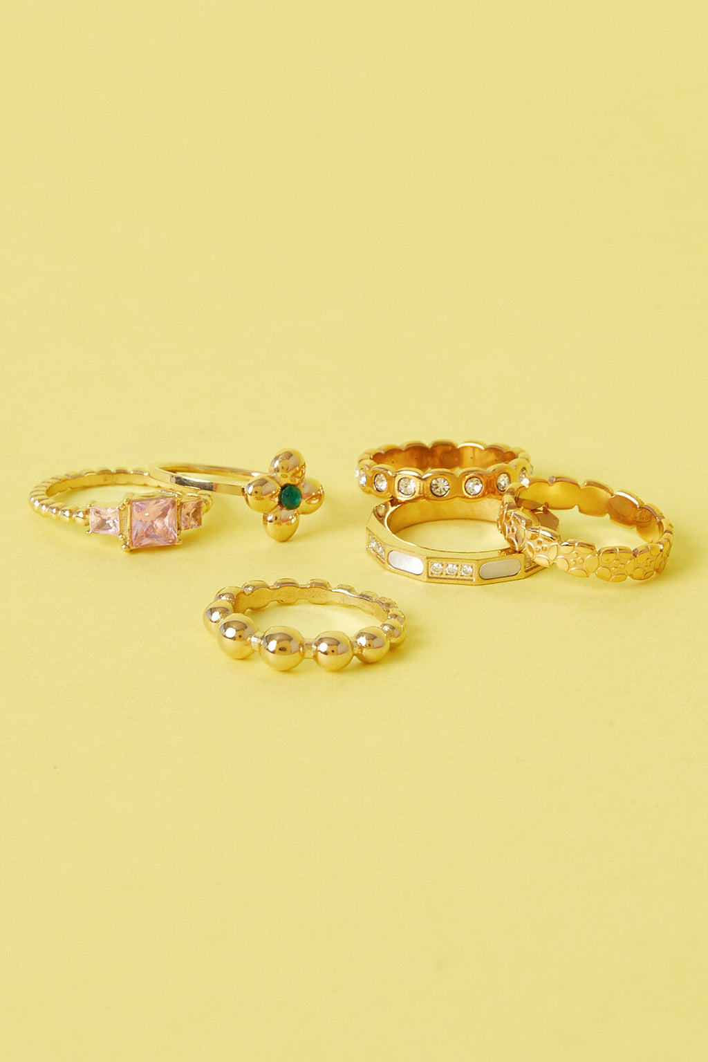 Bague imposante ornée d'un trèfle et d'une pierre