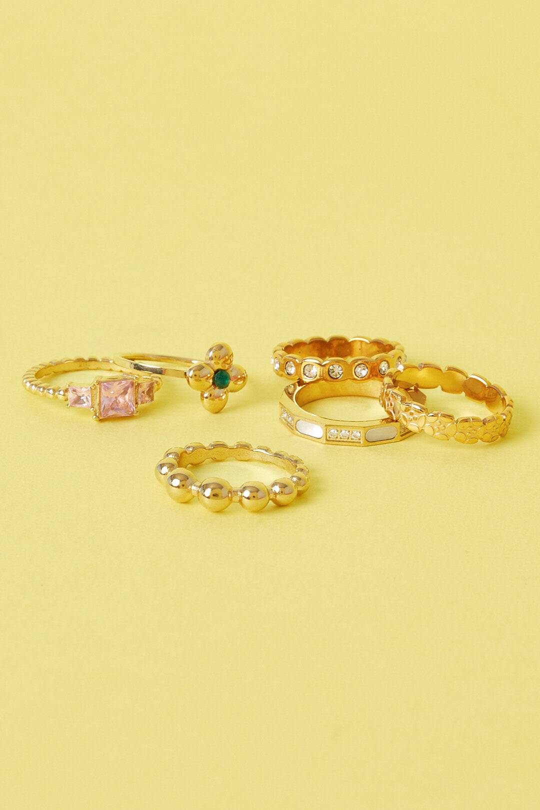 Bague imposante ornée d'un trèfle et d'une pierre