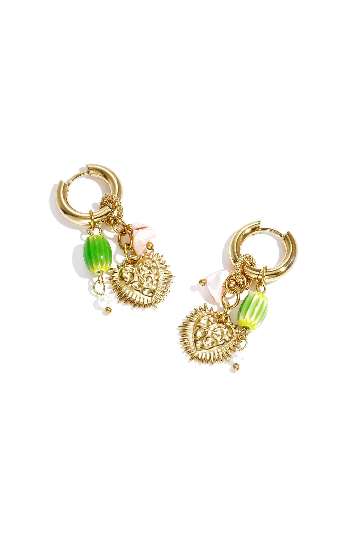Boucles d'oreilles avec pendentifs en forme de cœur et de perles colorées