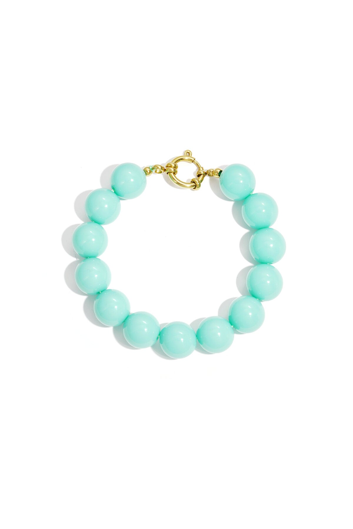 Bracelet à grosses perles et fermoir sur le devant