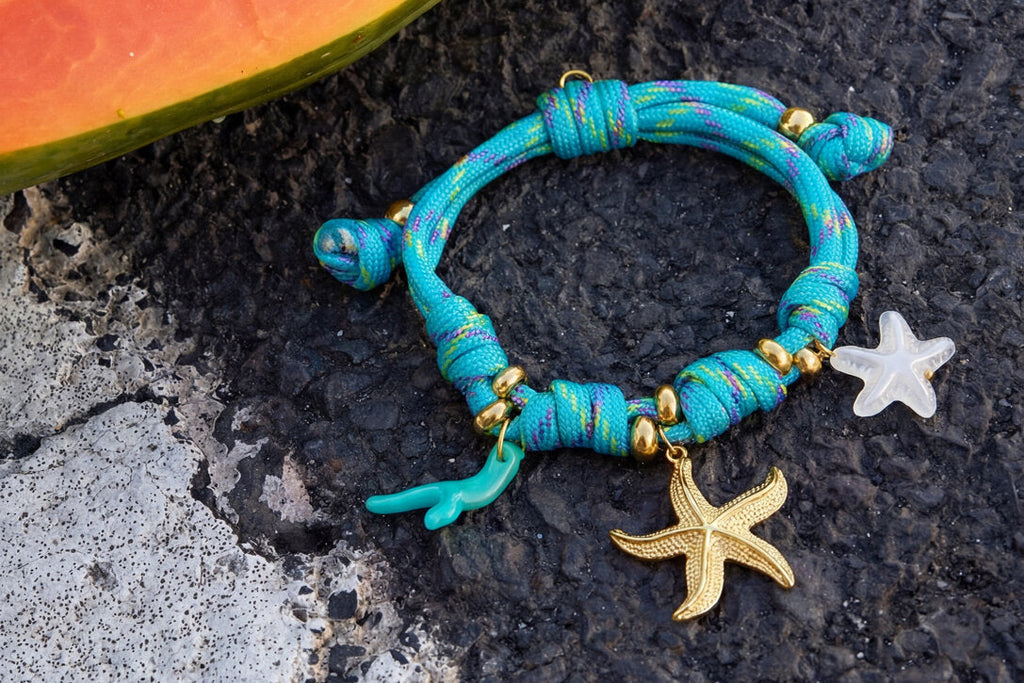 Bracelet en corde avec nœuds et breloques en forme d'étoile de mer
