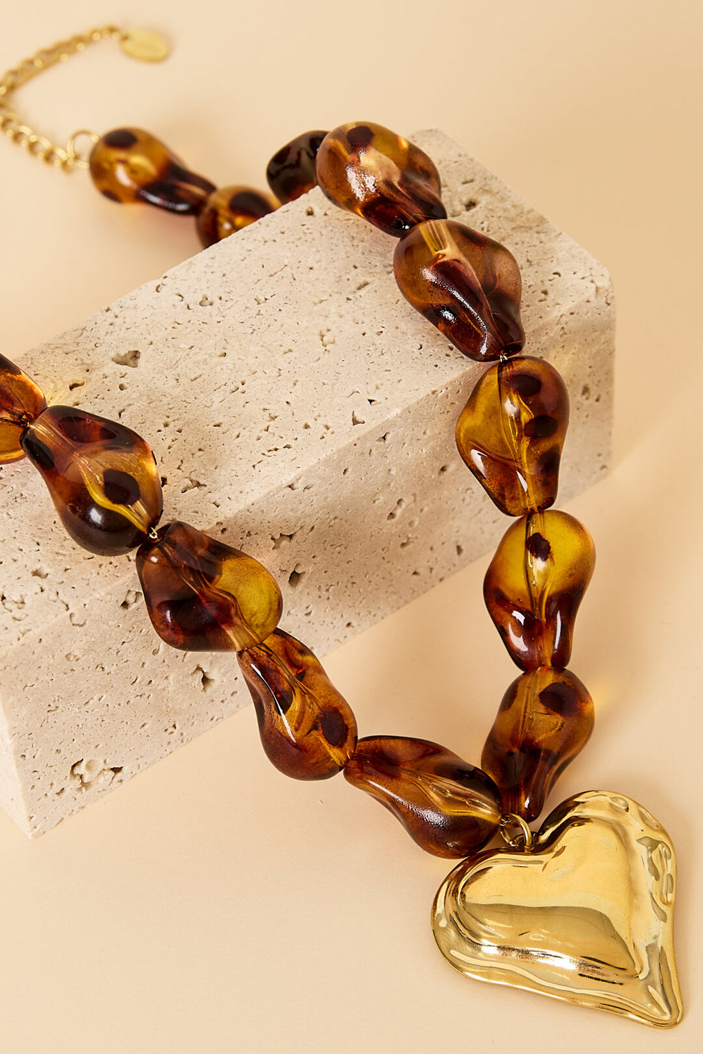 Collier de perles aux formes naturelles et orné d'un cœur suspendu