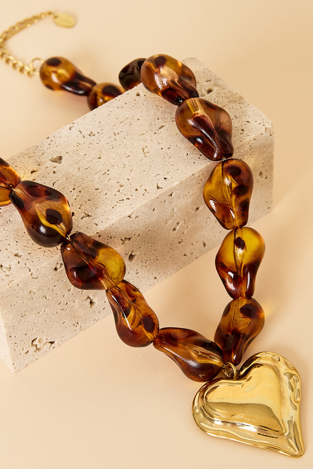 Collier de perles aux formes naturelles et orné d'un cœur suspendu