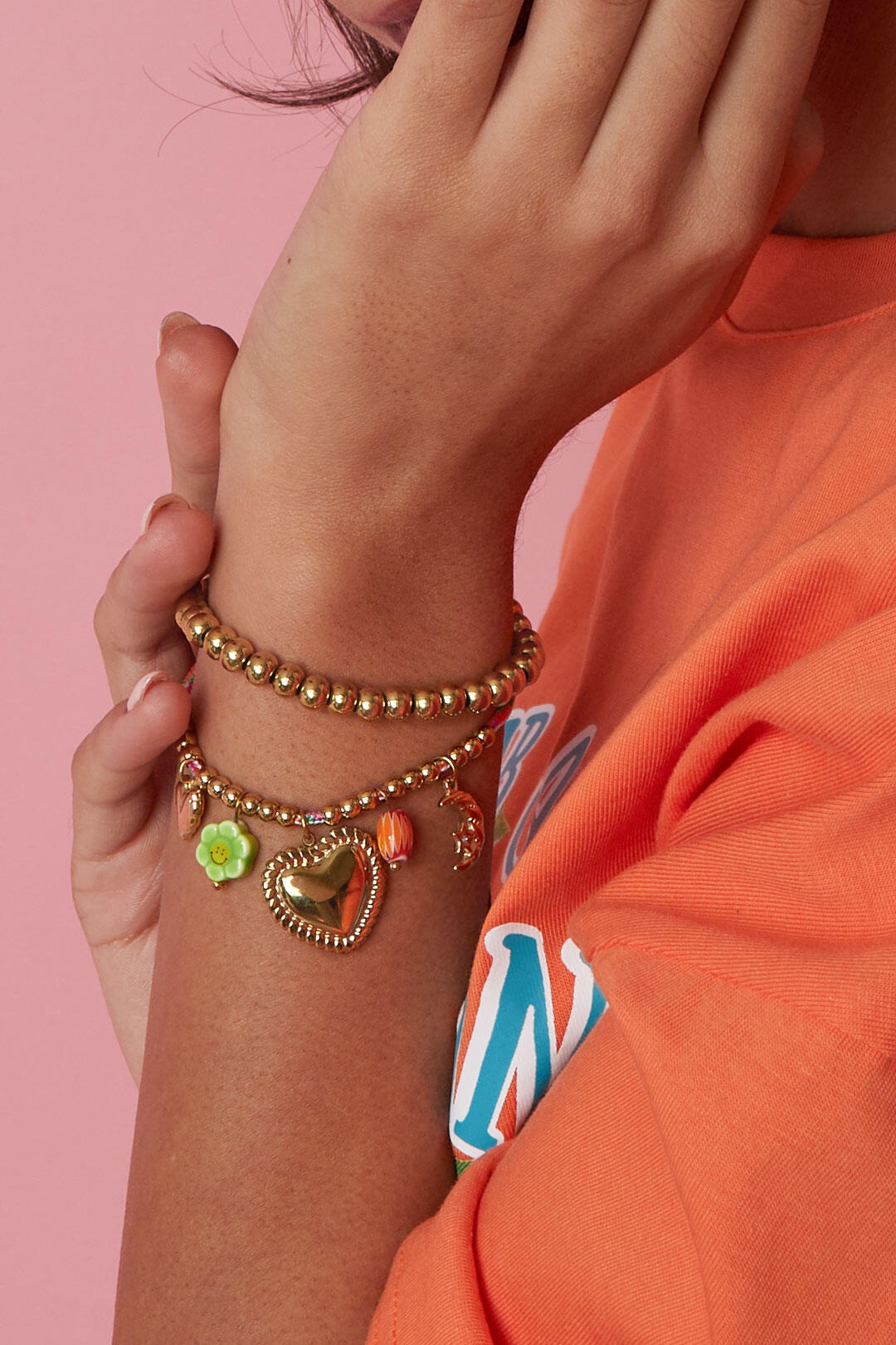 Bracelet en cordon coloré orné de pendentifs et de perles variés