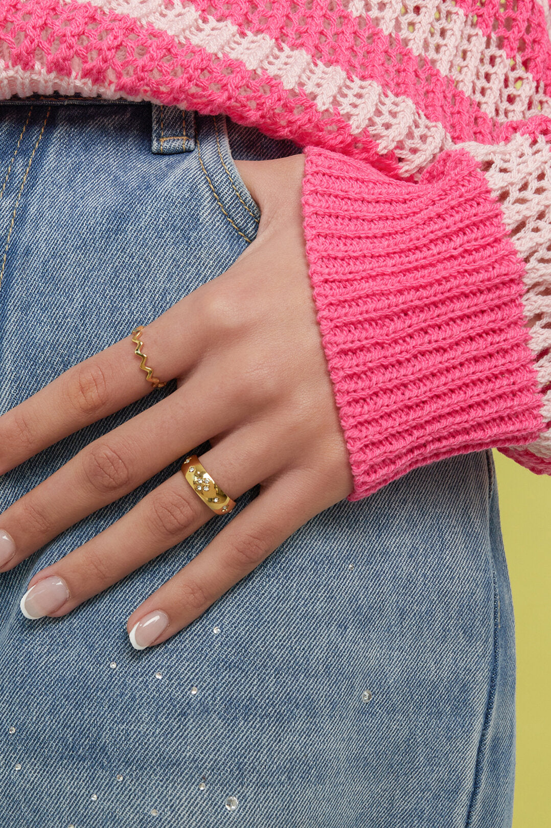 Bague ornée de pierres en forme de trèfle